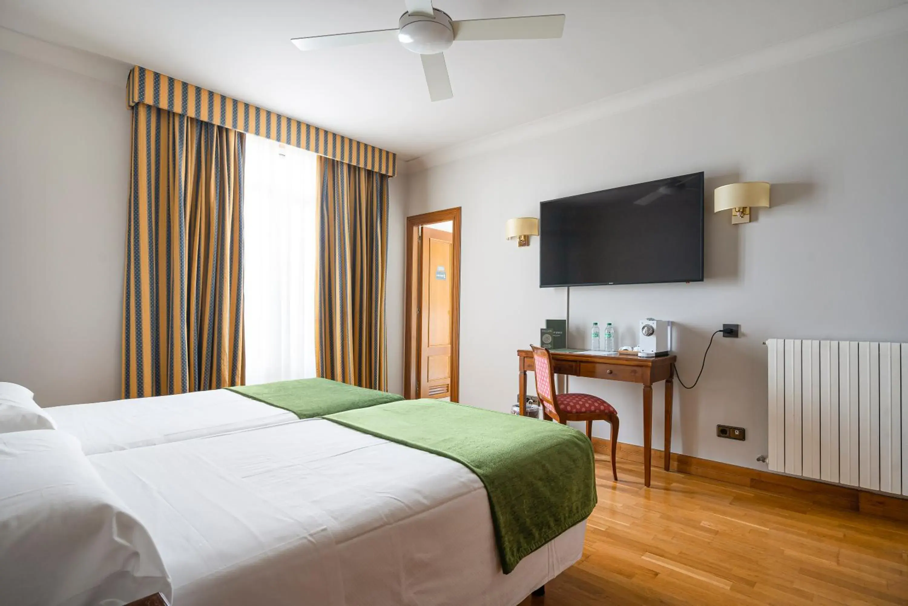 Photo of the whole room, Bed in Hotel Hernán Cortés