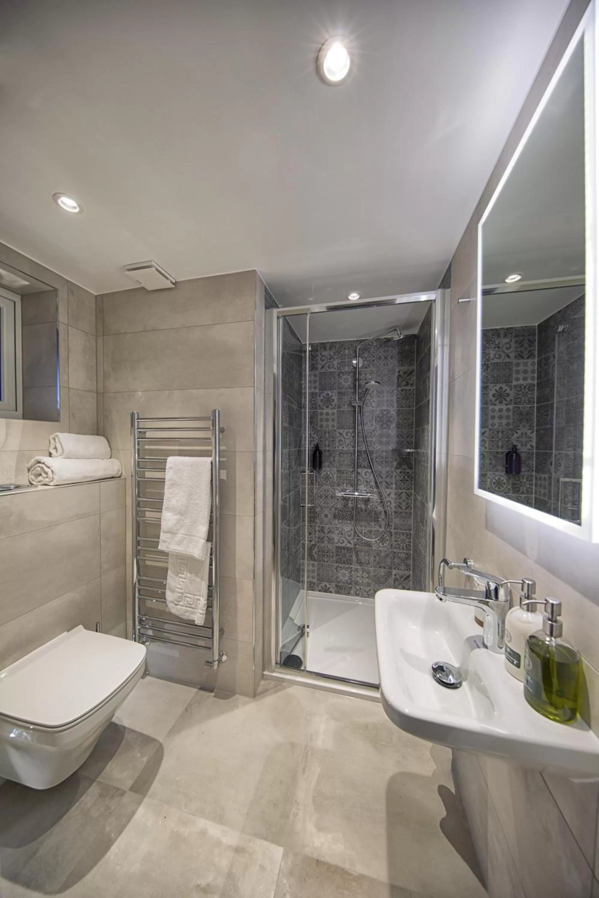 Shower in José Pizarro The Swan Inn