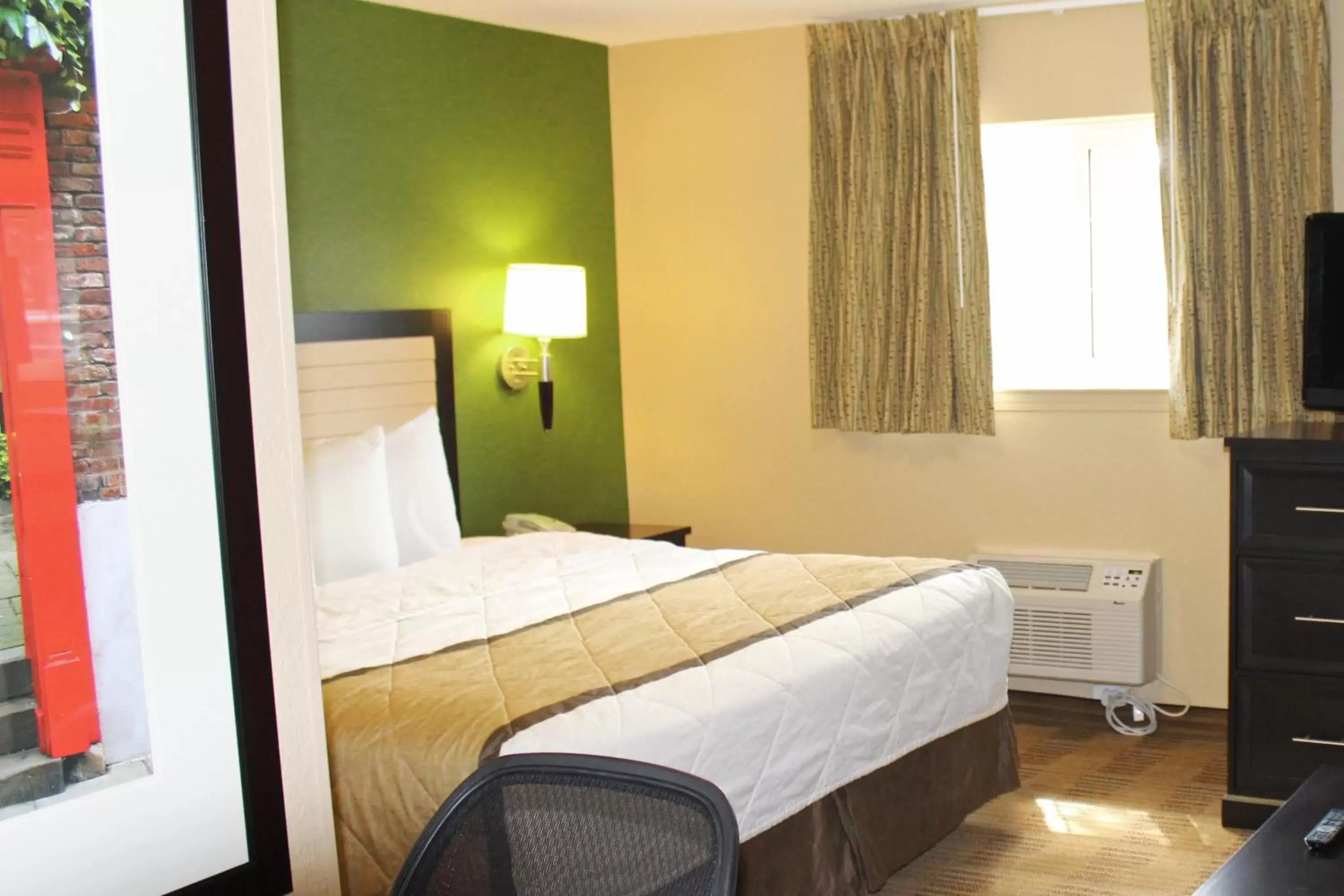 Bed in Extended Stay America Suites - Chesapeake - Greenbrier Circle