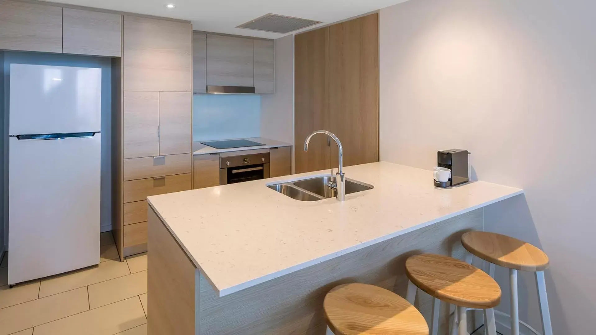 Coffee/tea facilities, Kitchen/Kitchenette in Avani Broadbeach Residences