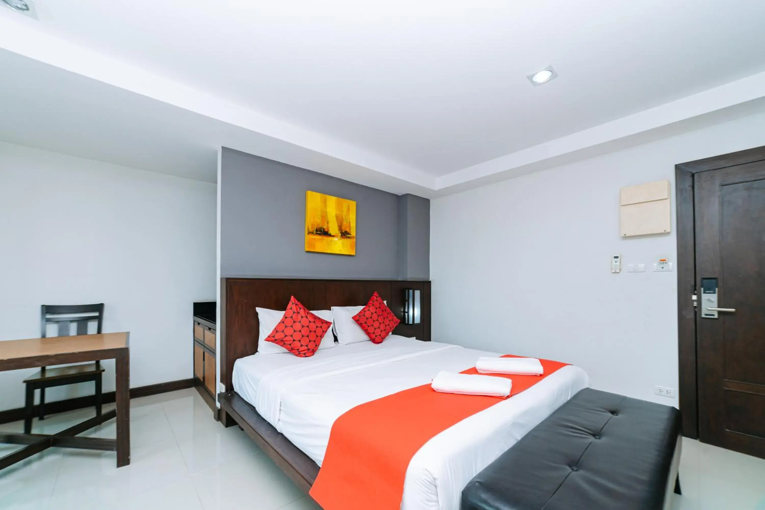 Superior Double or Twin Room in Ratana Hotel Sakdidet, PHUKET TOWN Superior Double or Twin Room in Ratana Hotel Sakdidet, PHUKET TOWN