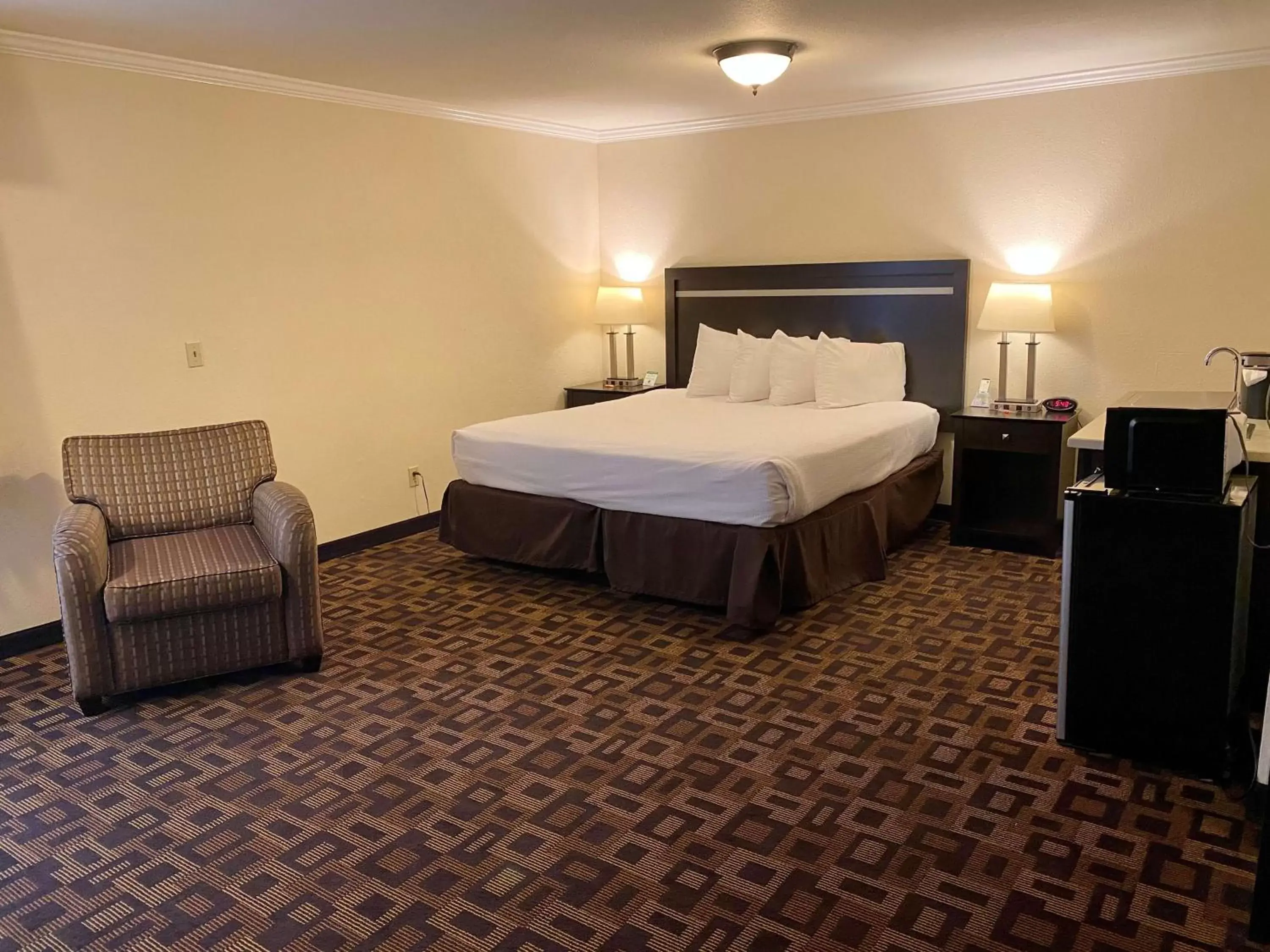 Photo of the whole room, Bed in Best Western PLUS Inn of Hayward