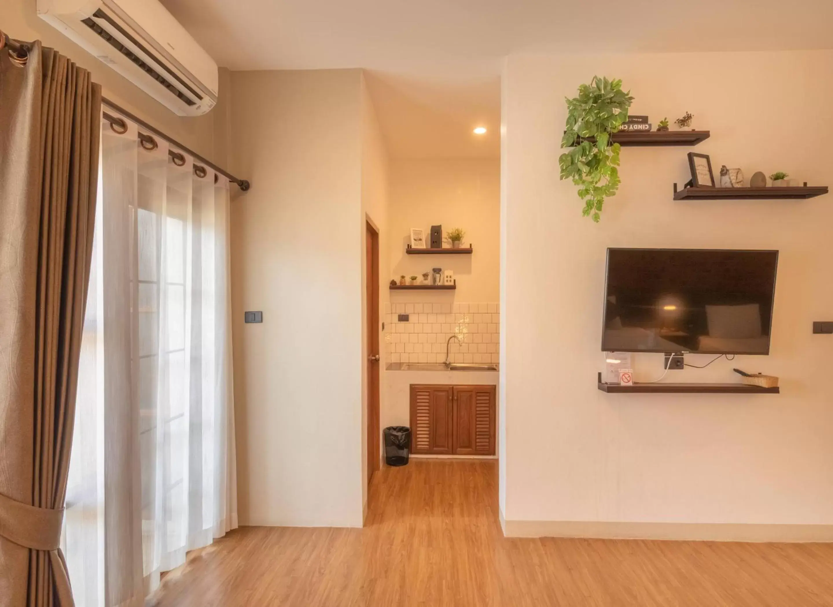 Bedroom, TV/Entertainment Center in The Old City Wall Inn