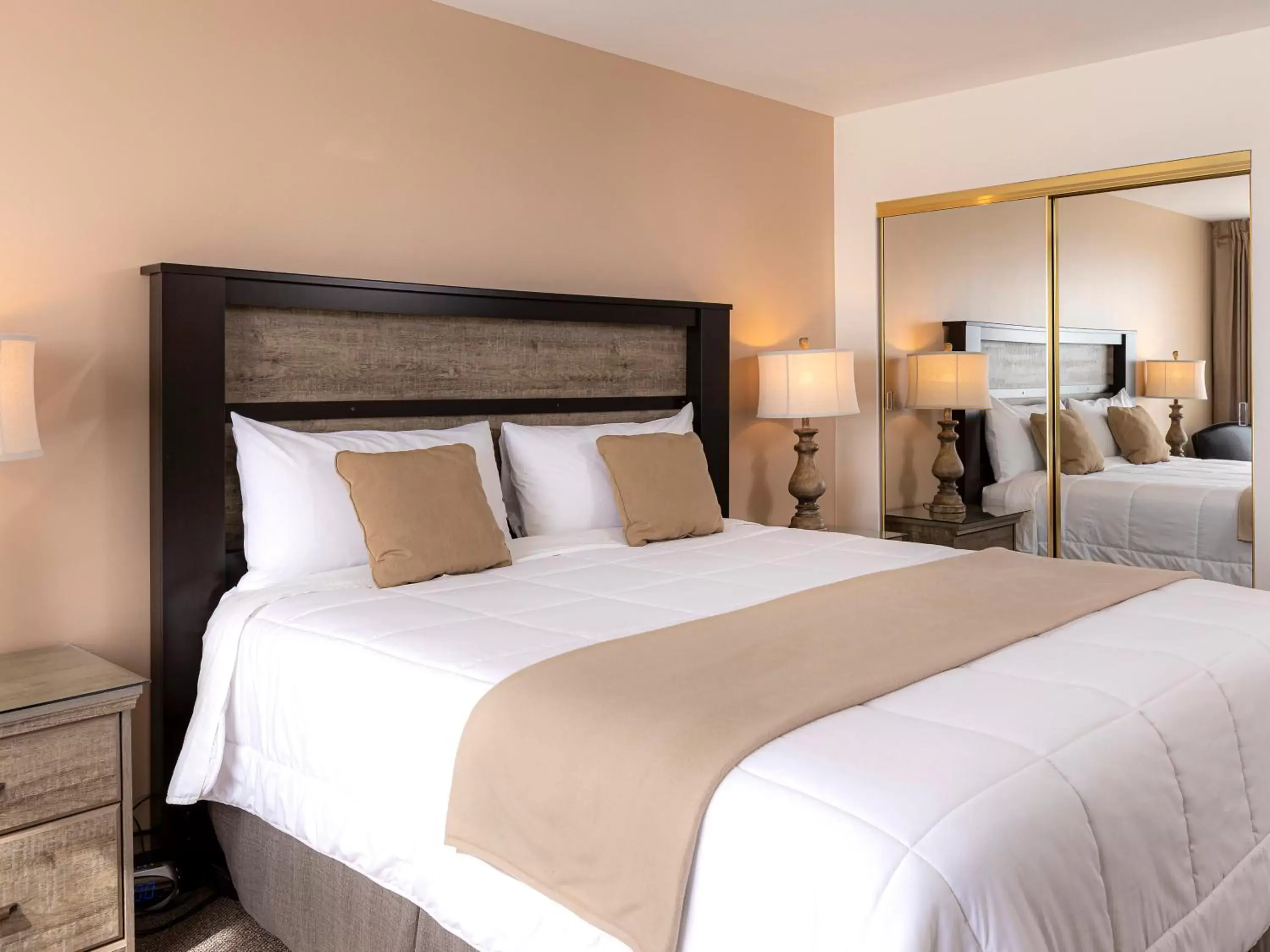 Bedroom, Bed in New Gardena Hotel