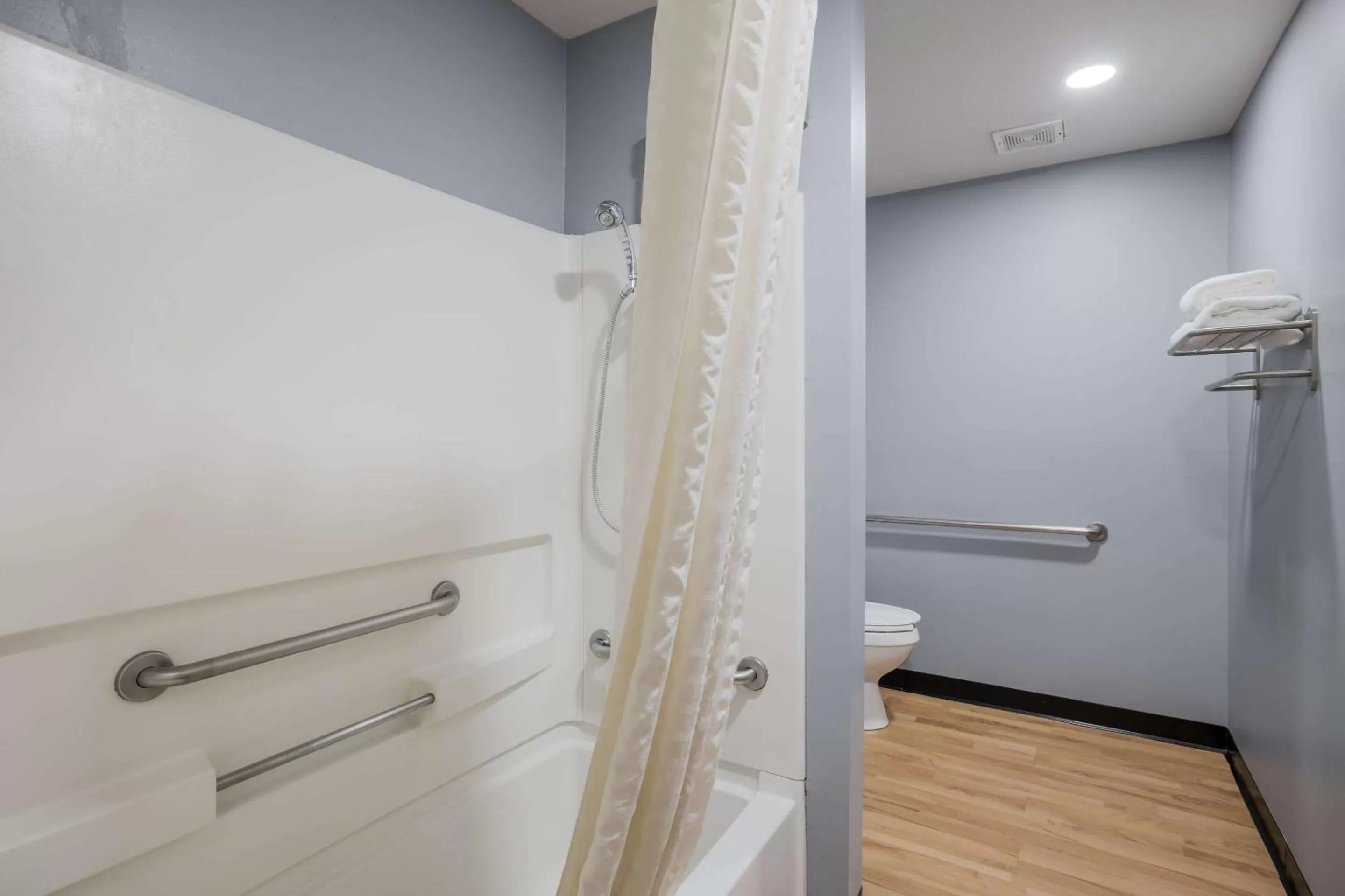 Shower in Quality Inn & Suites Blue Springs - Kansas City