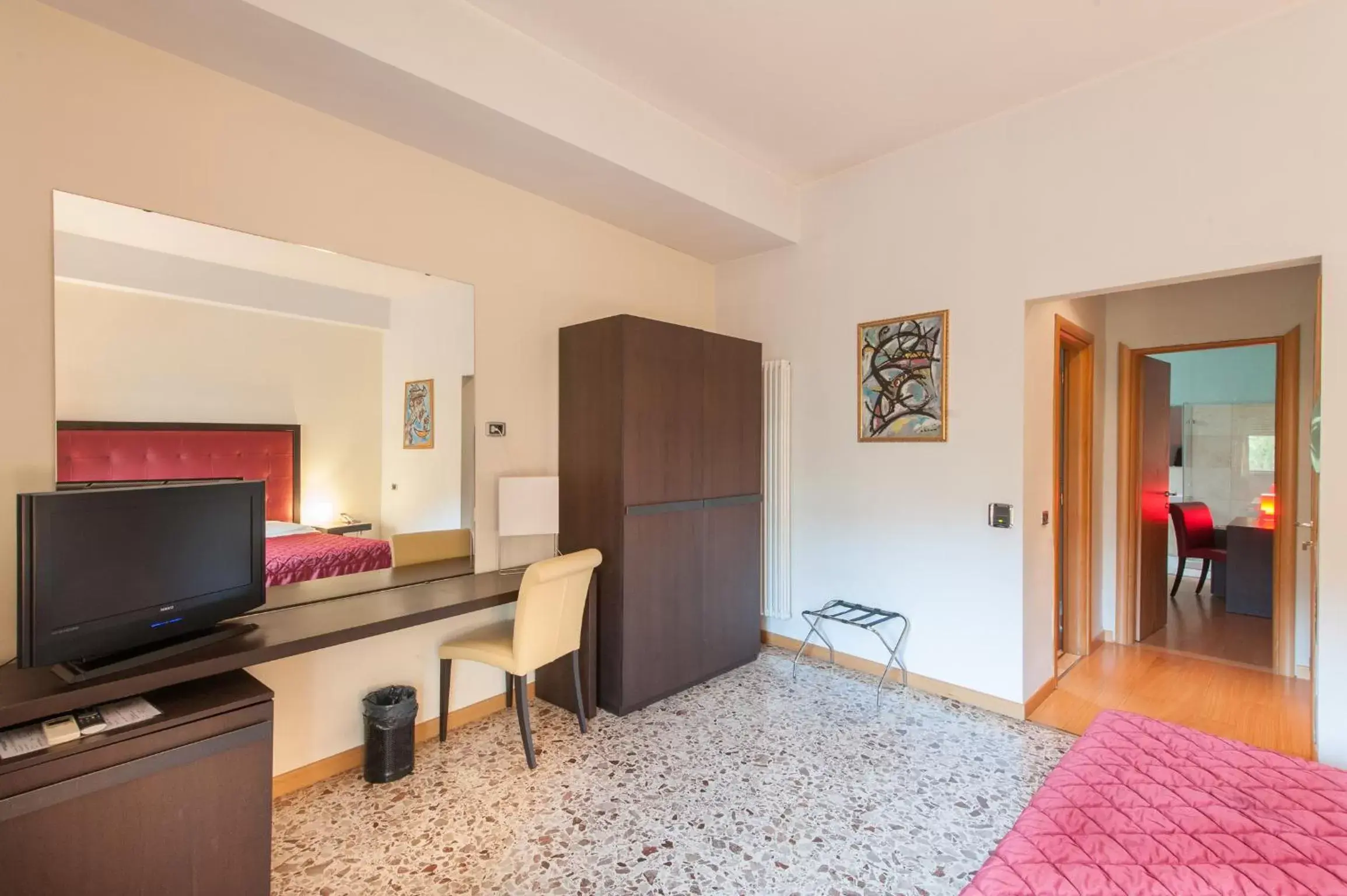 Bedroom, TV/Entertainment Center in Hotel Piazza Marconi