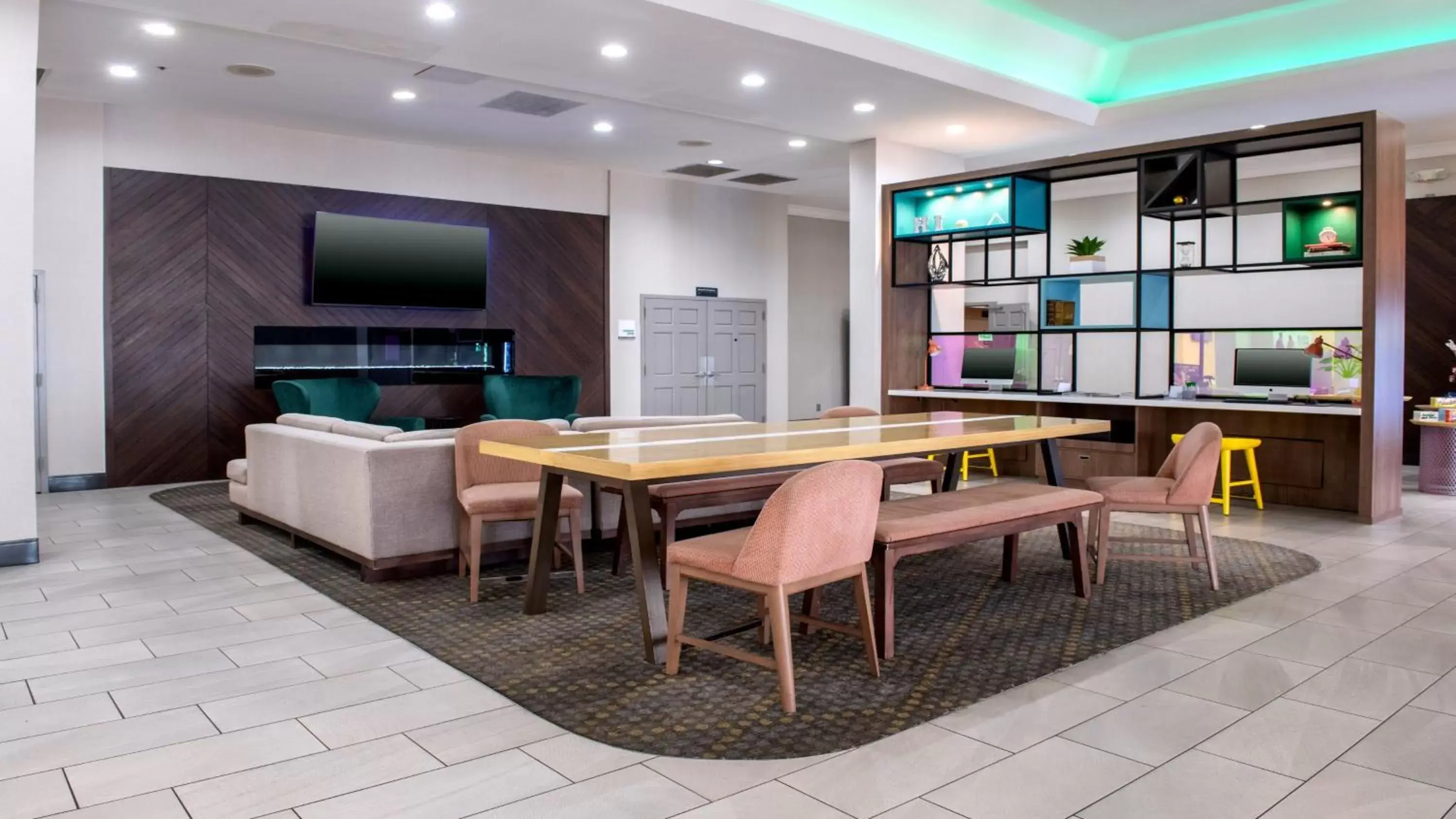 Lobby or reception in Holiday Inn & Suites Phoenix-Mesa-Chandler, an IHG Hotel