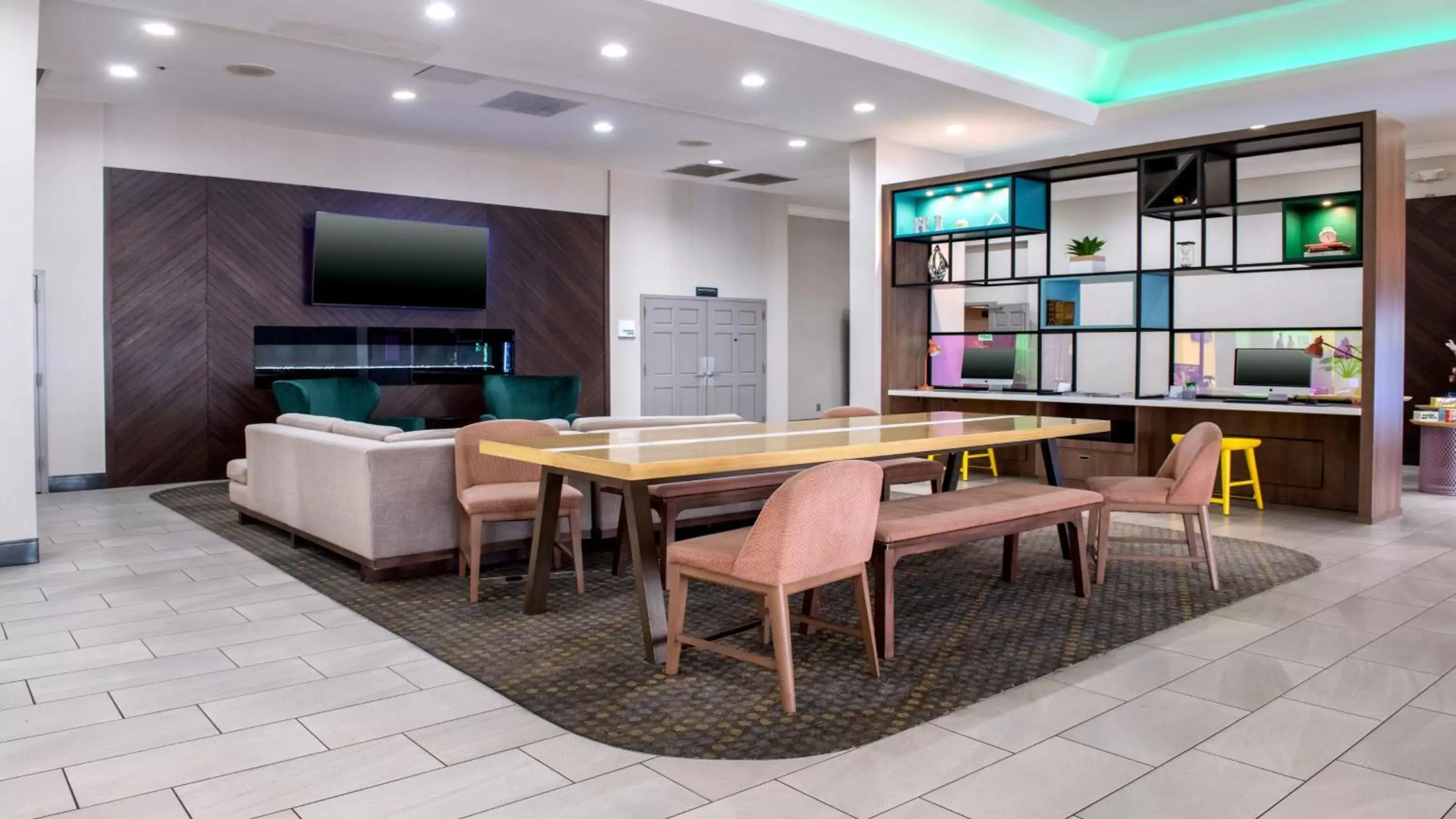 Lobby or reception in Holiday Inn Phoenix-Mesa Chandler by IHG Lobby or reception in Holiday Inn Phoenix-Mesa Chandler by IHG