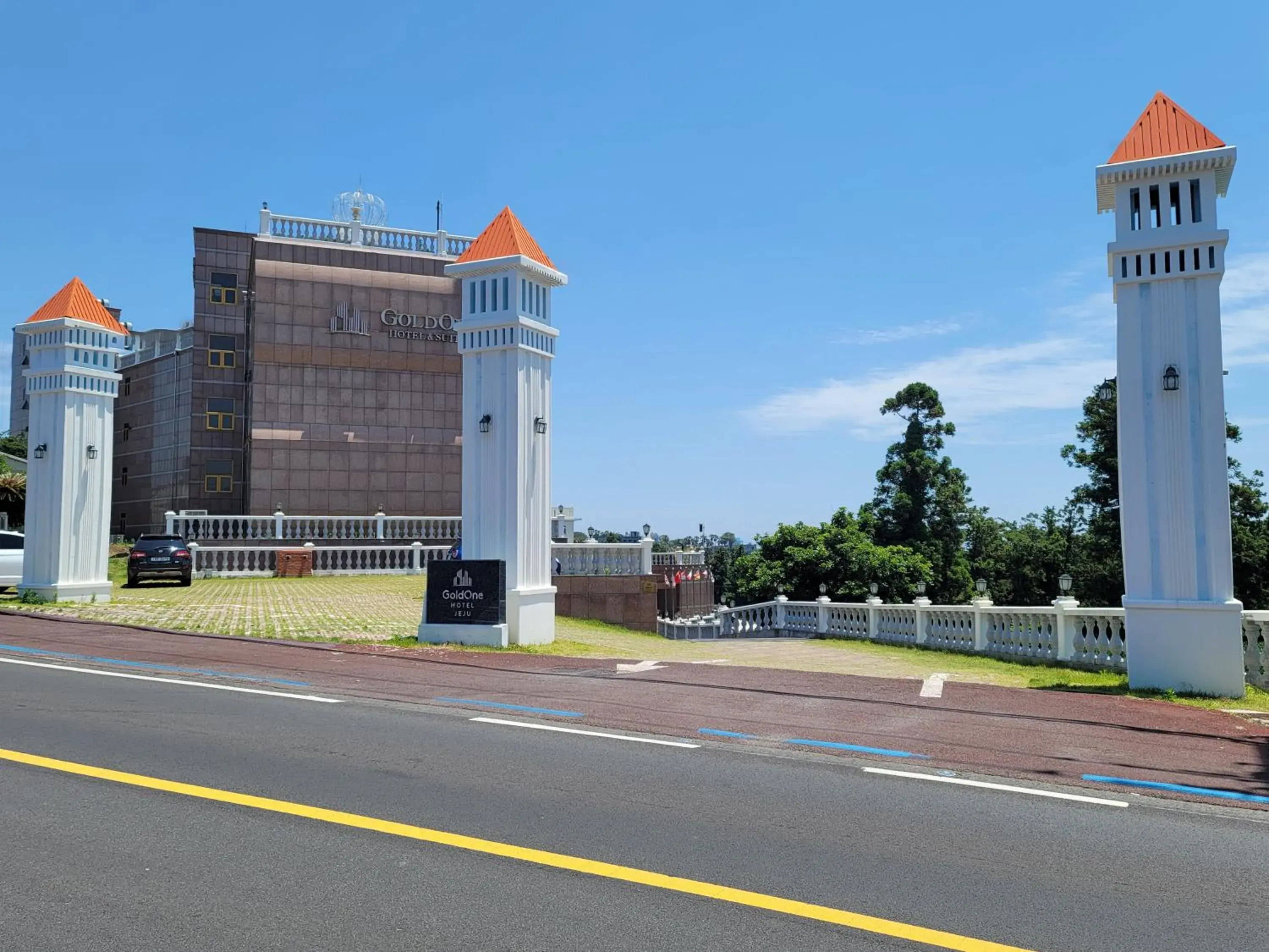 Facade/entrance in GoldOne Hotel & Suites