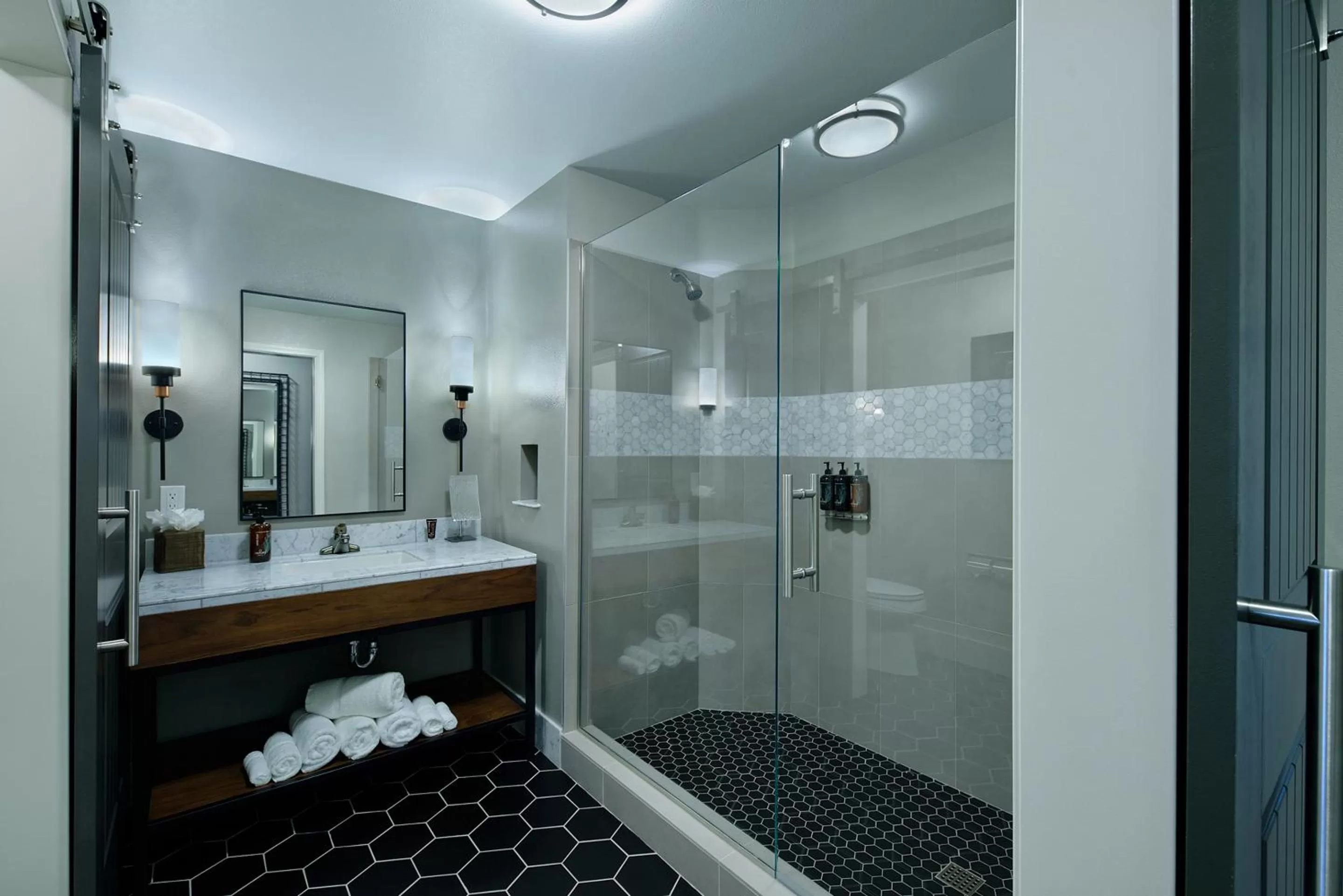 Shower in Oxford Suites Paso Robles