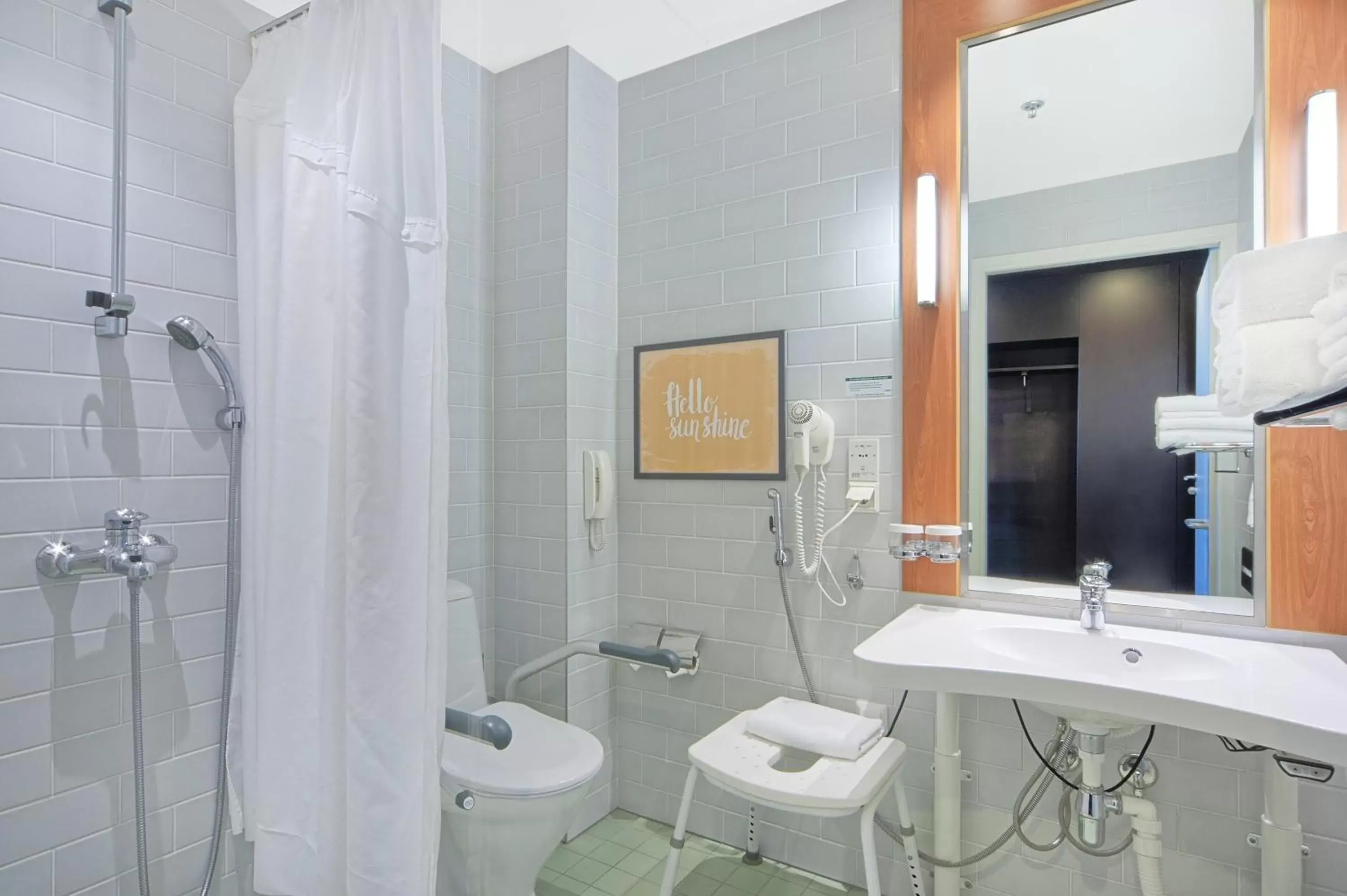 Photo of the whole room, Bathroom in Holiday Inn Helsinki West - Ruoholahti, an IHG Hotel