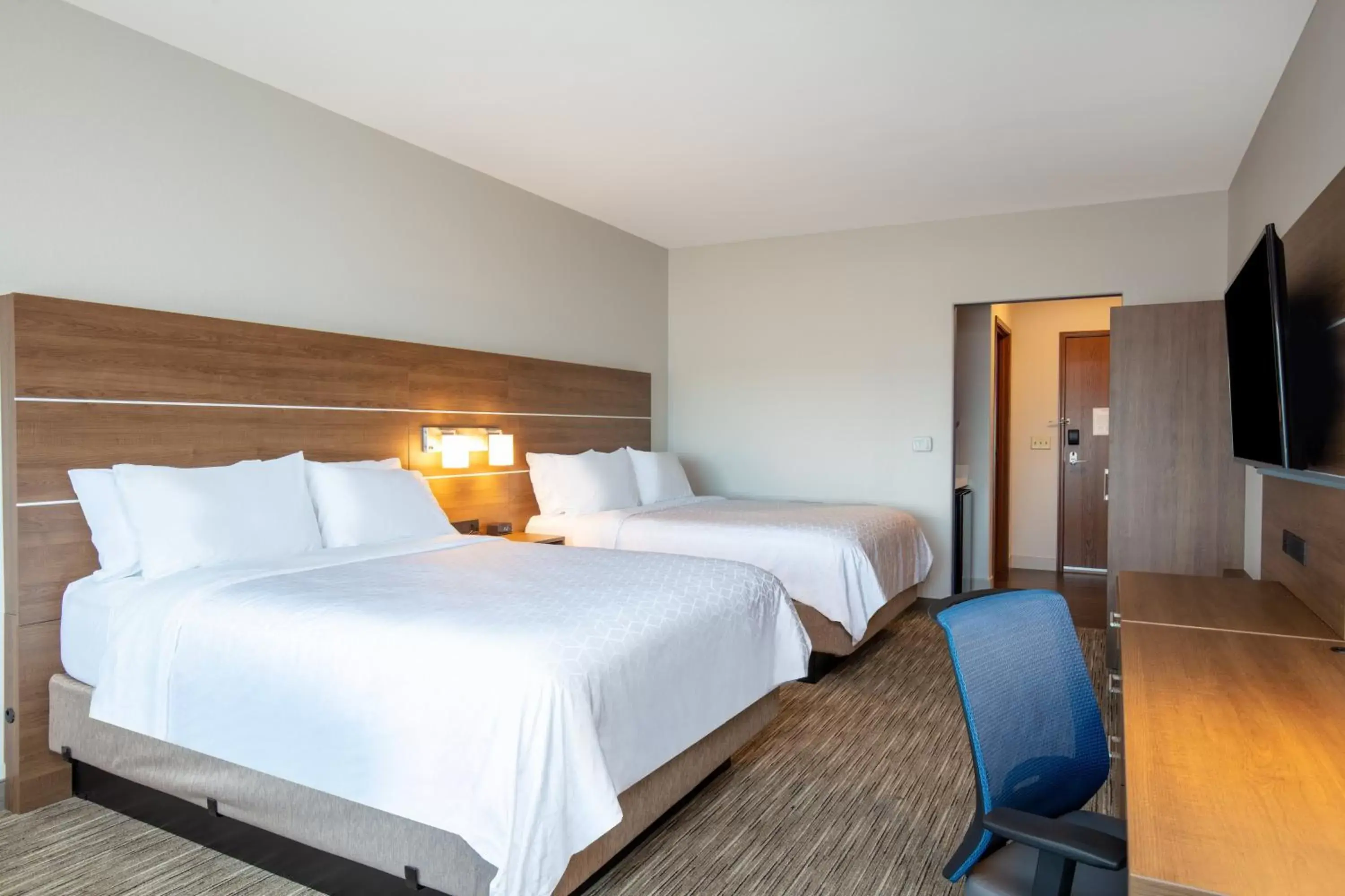 Photo of the whole room, Bed in Holiday Inn Express & Suites - Beloit, an IHG Hotel