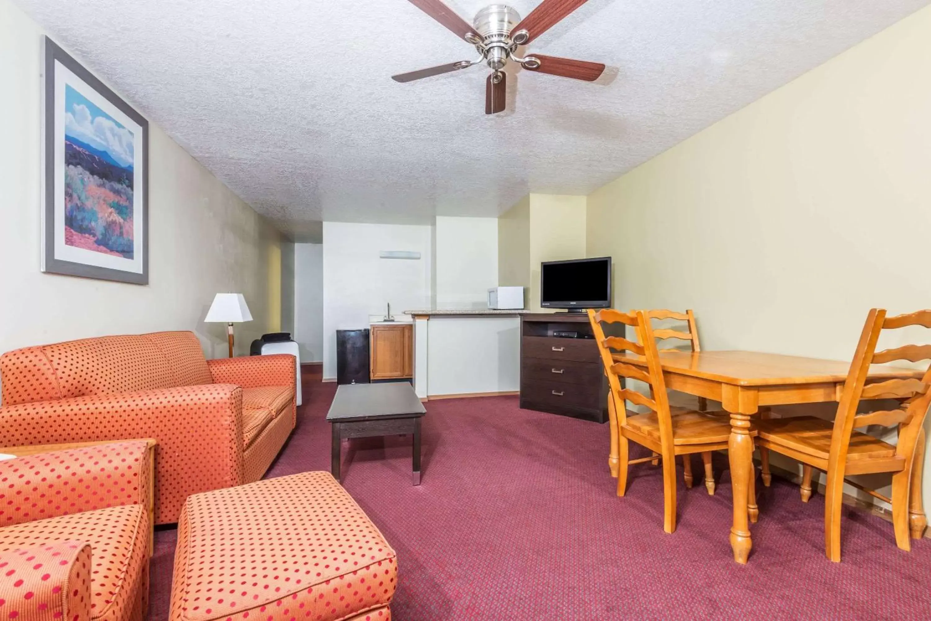 Photo of the whole room, Seating Area in Days Inn by Wyndham Pueblo