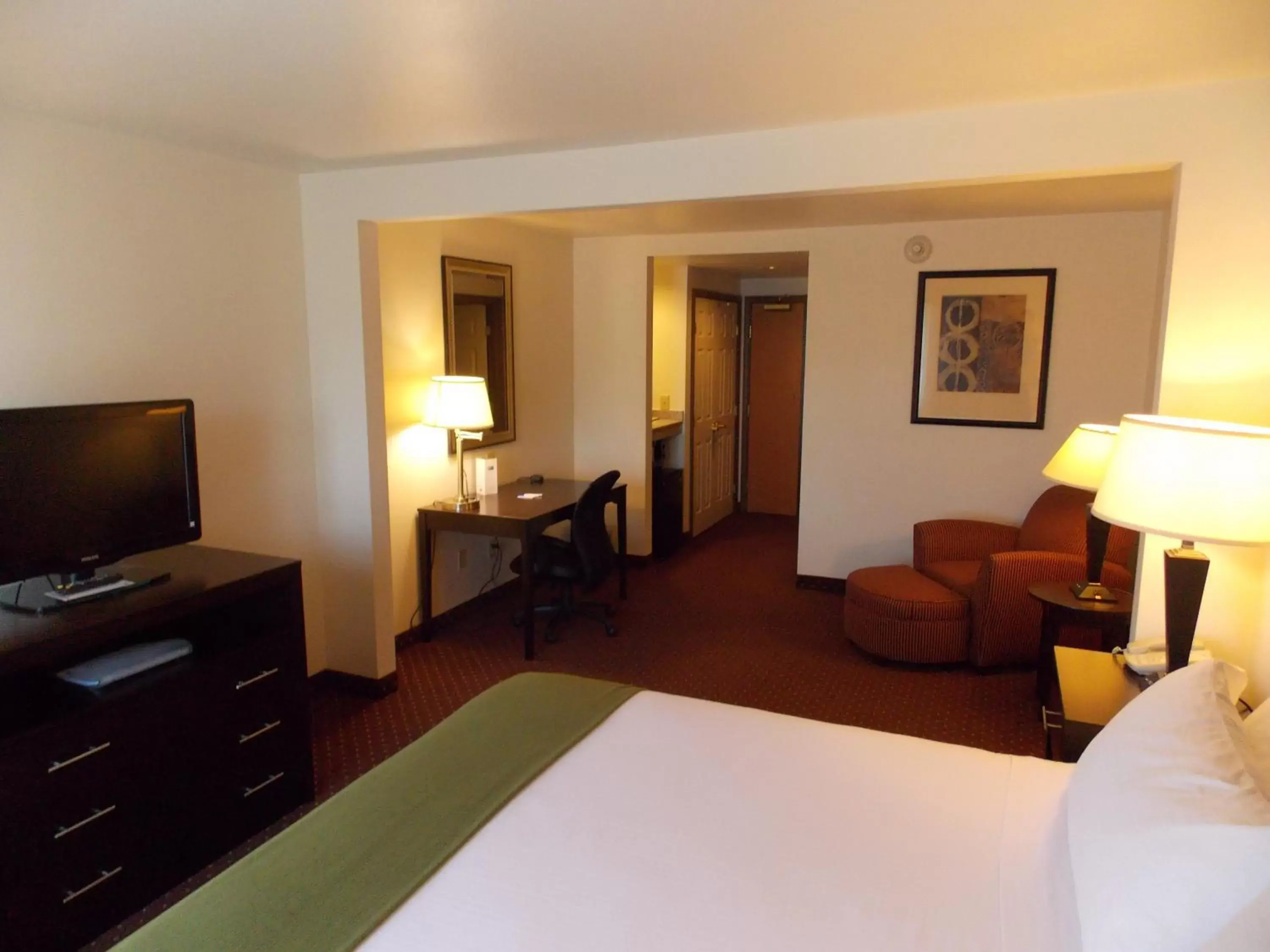 Seating area, TV/Entertainment Center in Holiday Inn Express Syracuse-Fairgrounds, an IHG Hotel