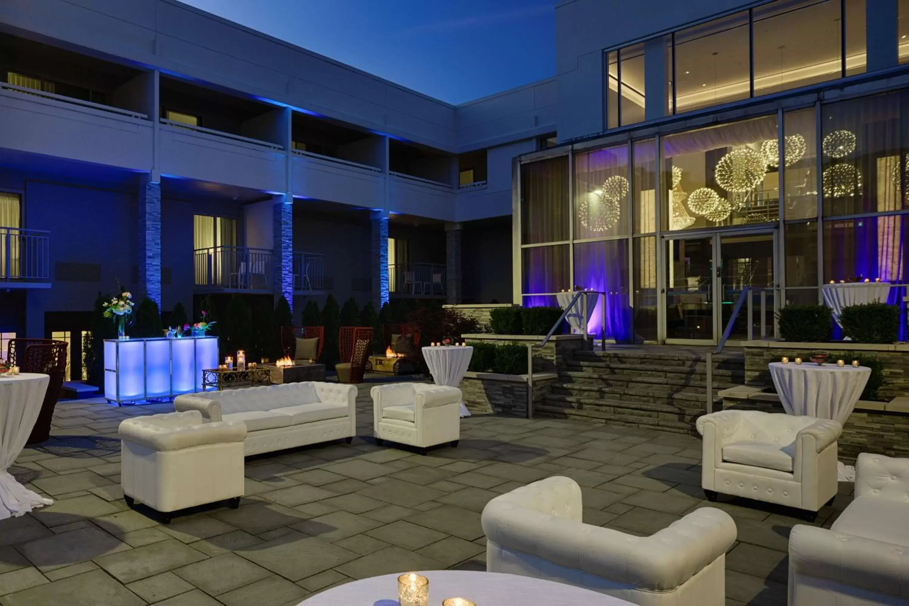 Inner courtyard view in The Kingsley Bloomfield Hills - a DoubleTree by Hilton