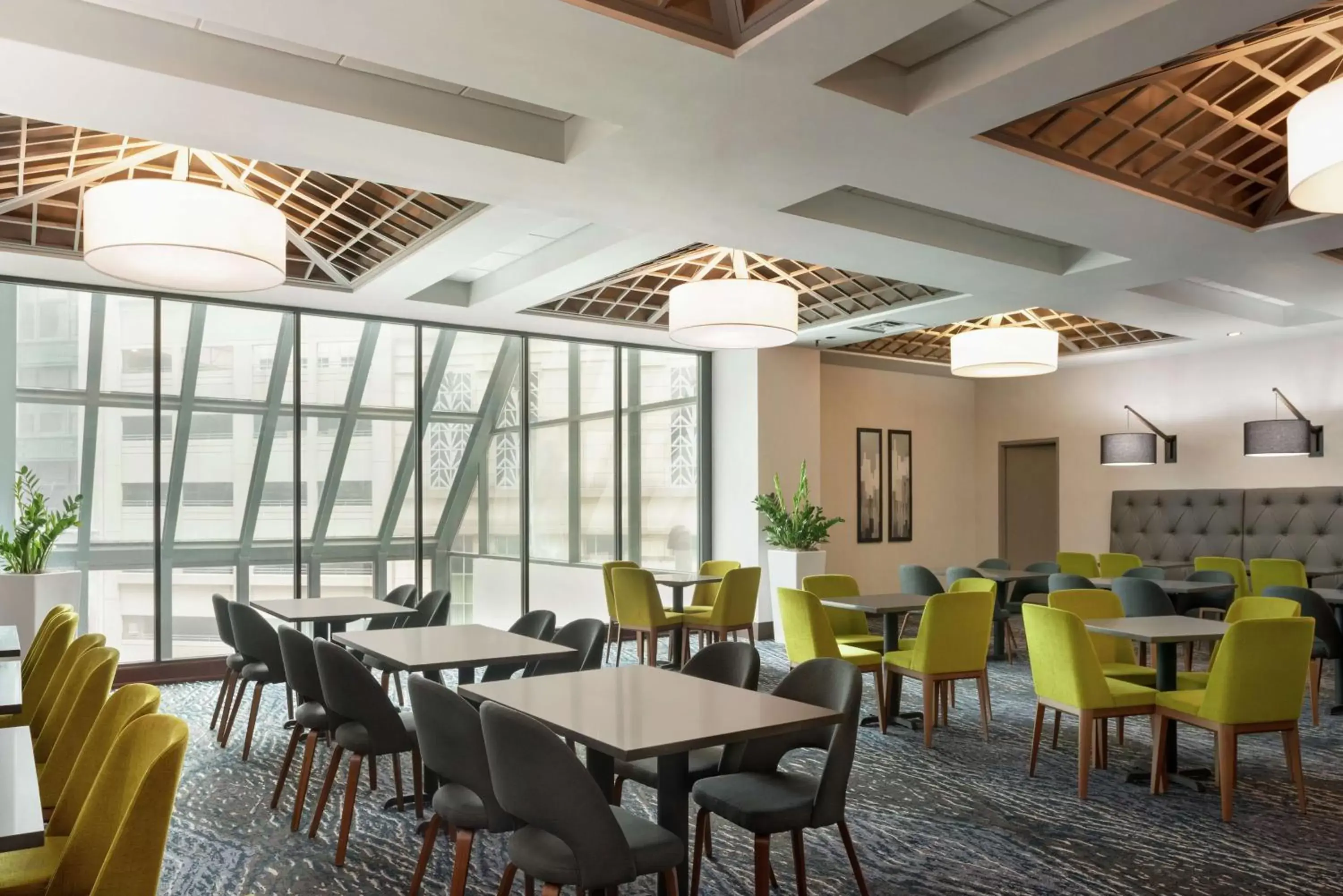 Lobby or reception, Restaurant/Places to Eat in Embassy Suites by Hilton Indianapolis Downtown