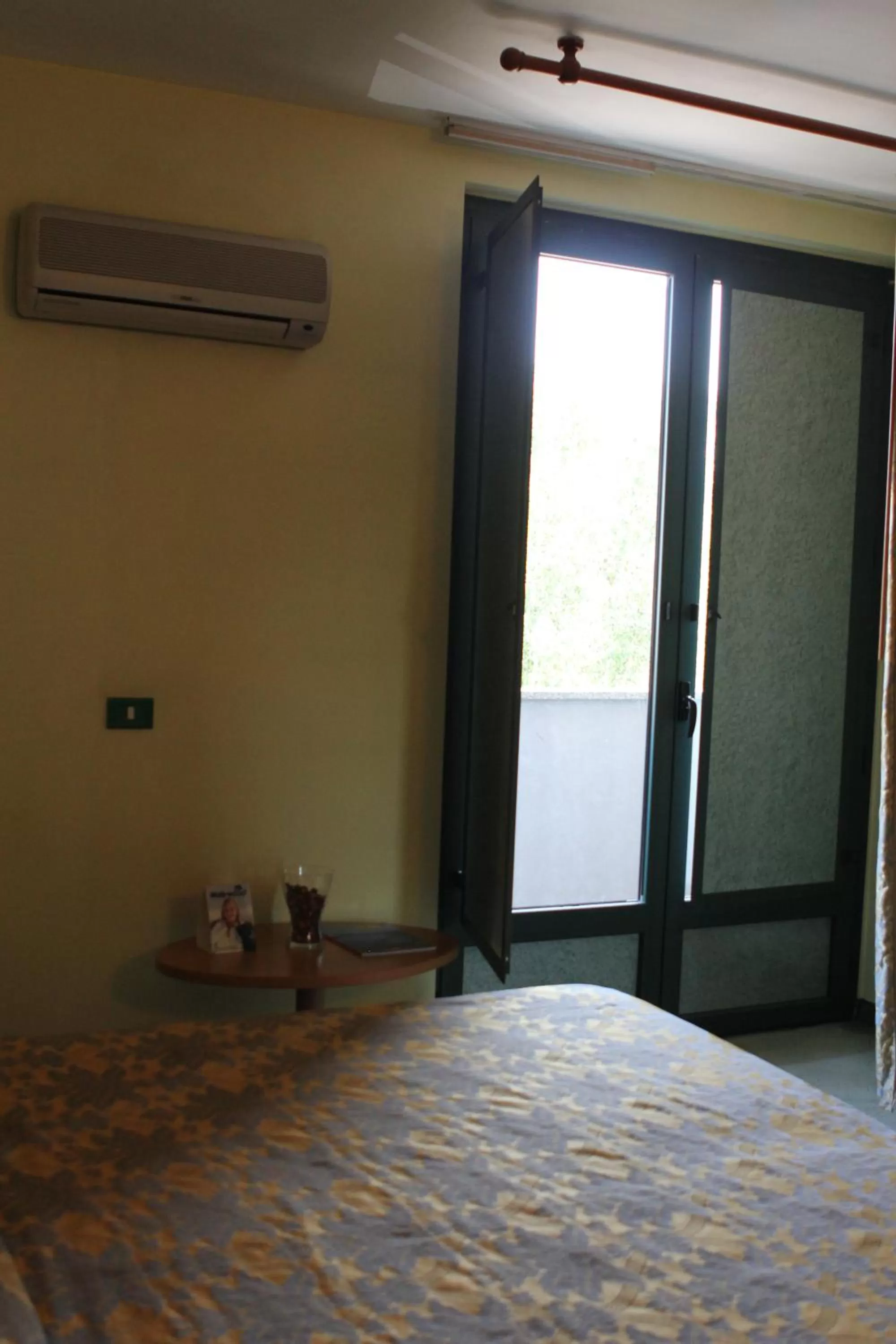 Photo of the whole room in Ascot Lodging