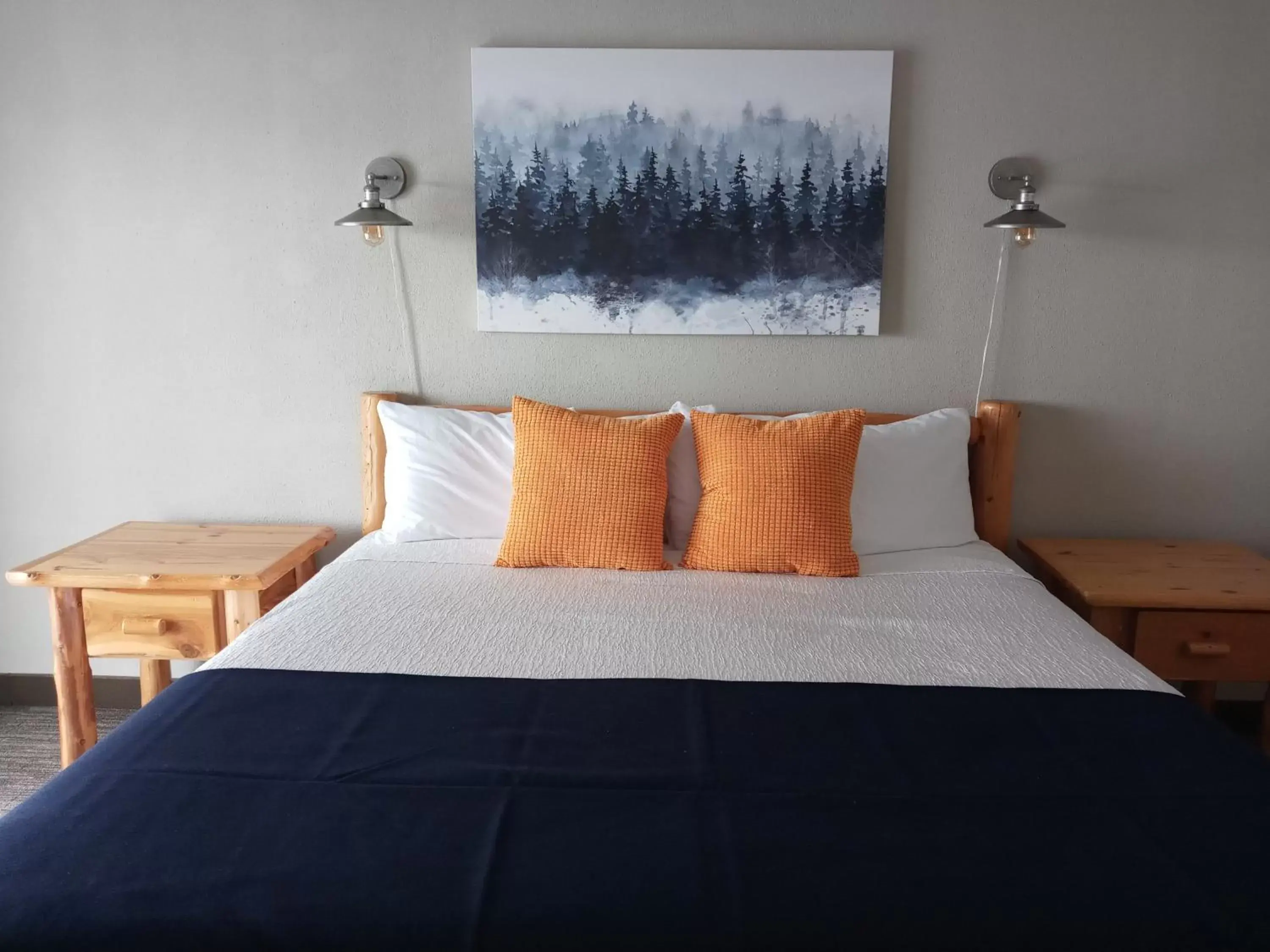 Bedroom, Bed in Cliff Dweller on Lake Superior