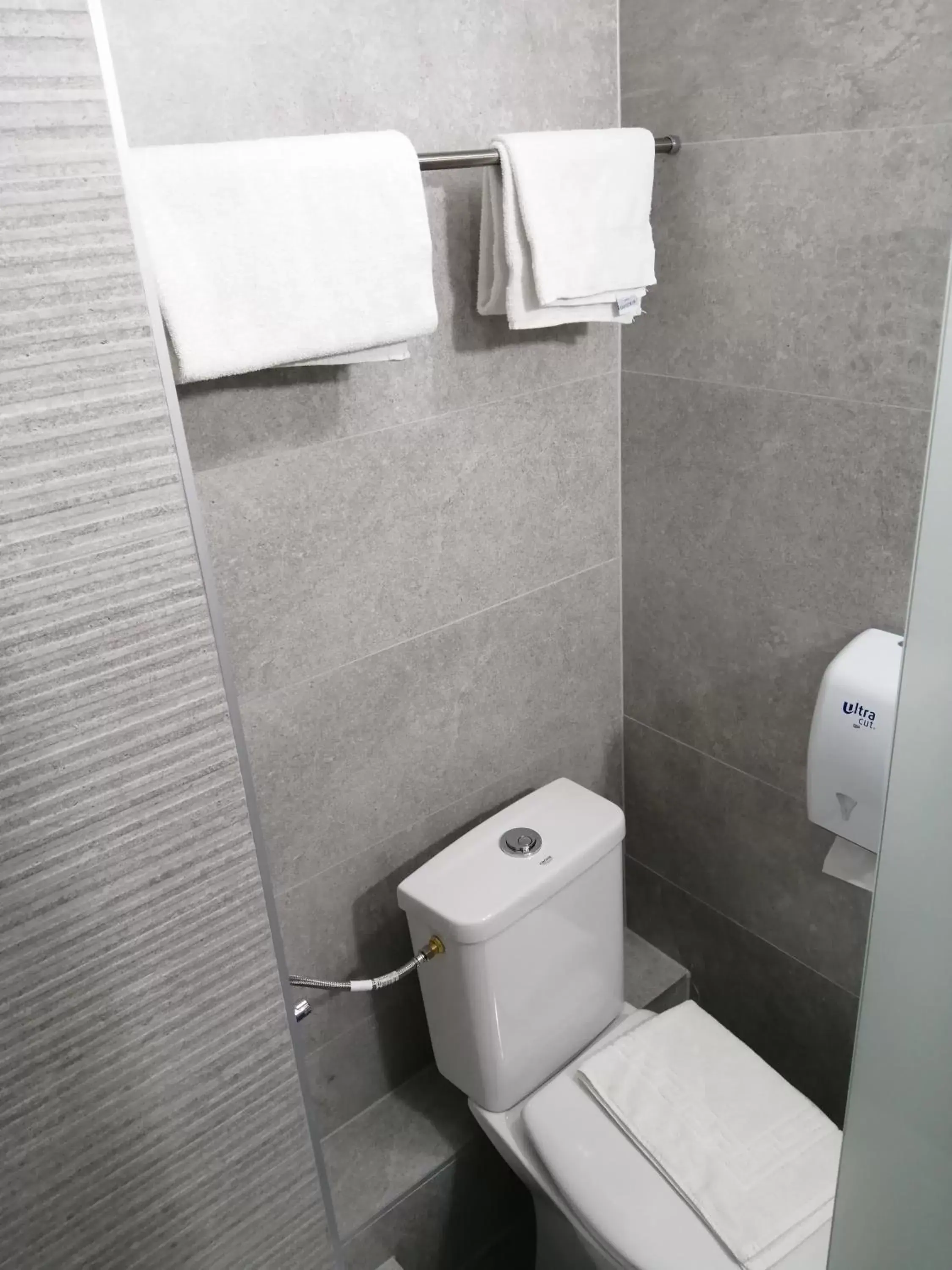 Toilet, Bathroom in Hôtel Arc-En-Ciel - Entièrement Rénové
