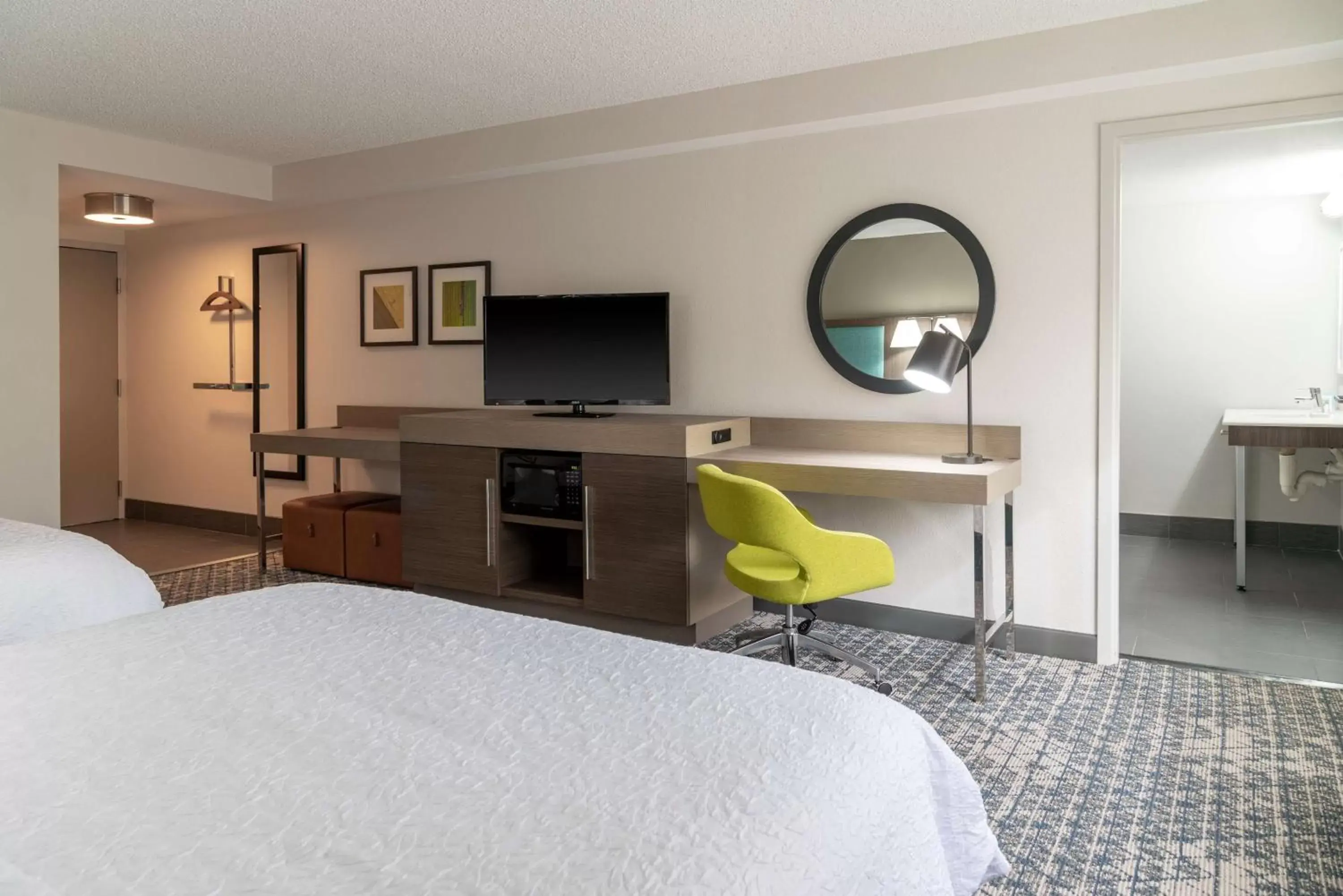 Bedroom, TV/Entertainment Center in Hampton Inn Kansas City-Lee's Summit