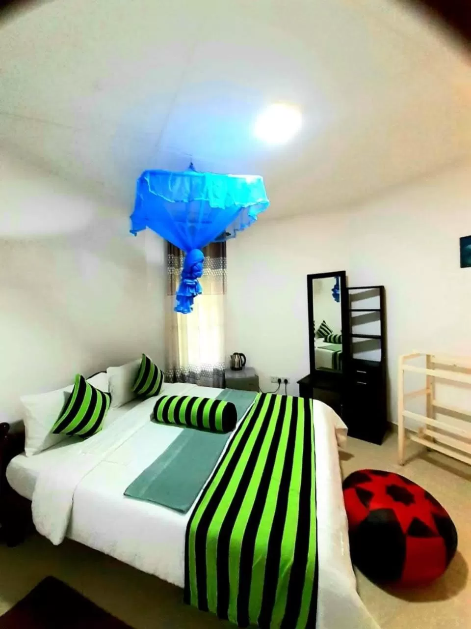 Bedroom, Bed in Green Lantern