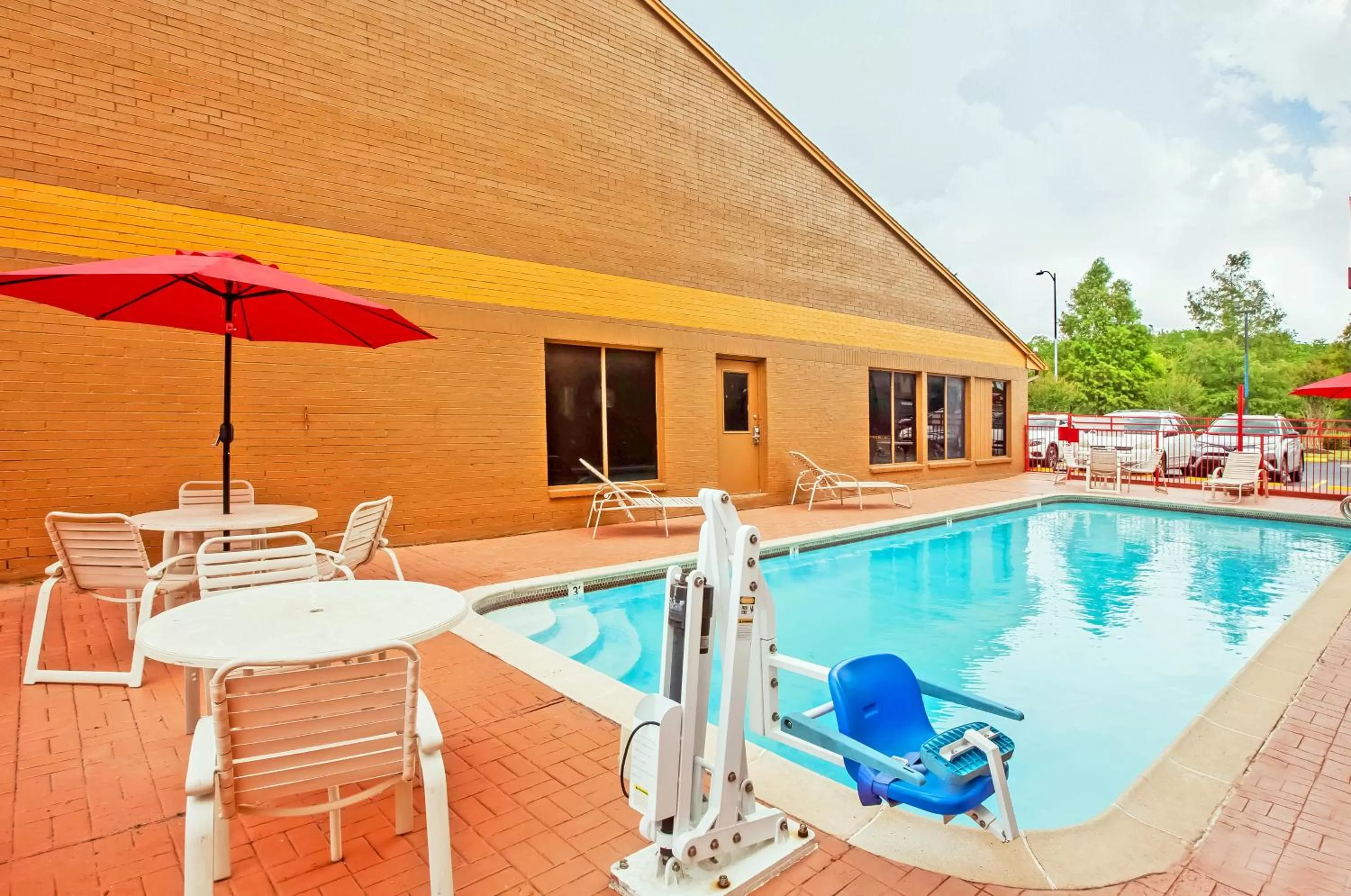 Swimming pool in Howard Johnson by Wyndham Houston Hobby Airport