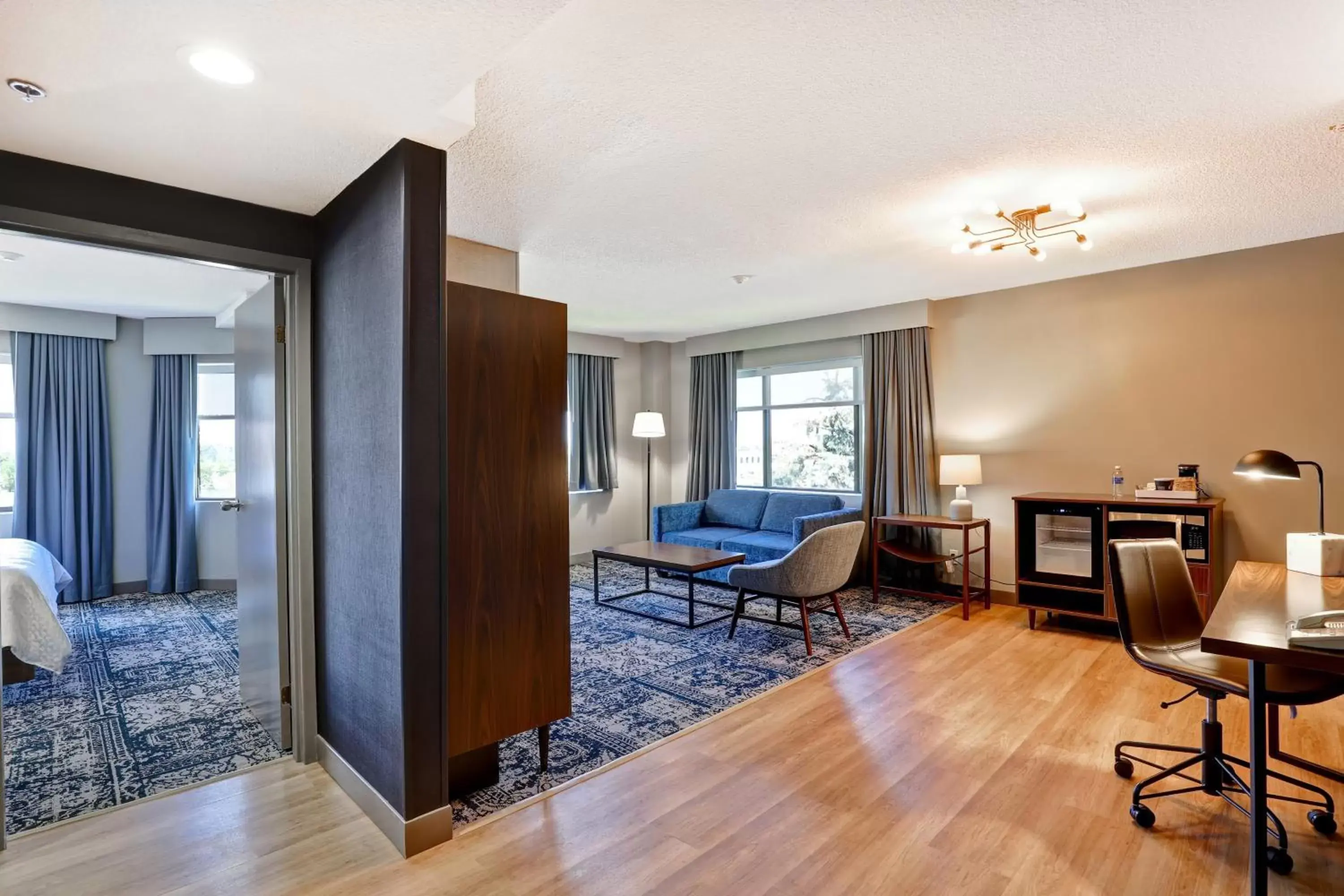 Bedroom, Seating Area in Four Points by Sheraton St. Catharines Niagara Suites