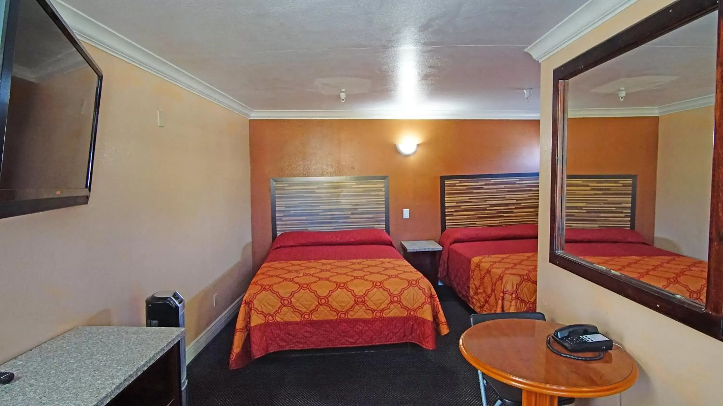 Bed in Lincoln Motel - Los Angeles, Hollywood Area