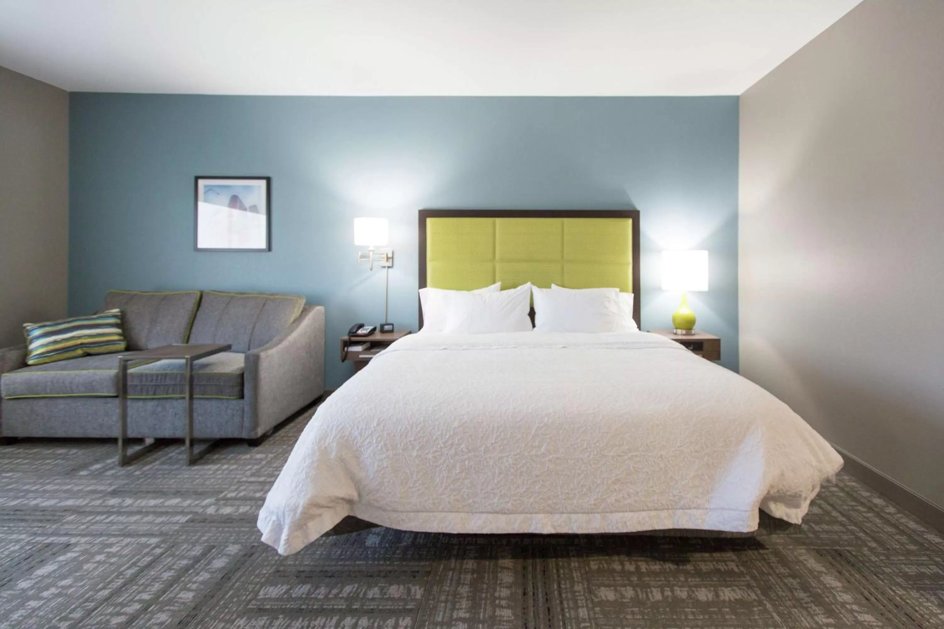 Bed in Hampton Inn & Suites Stroud