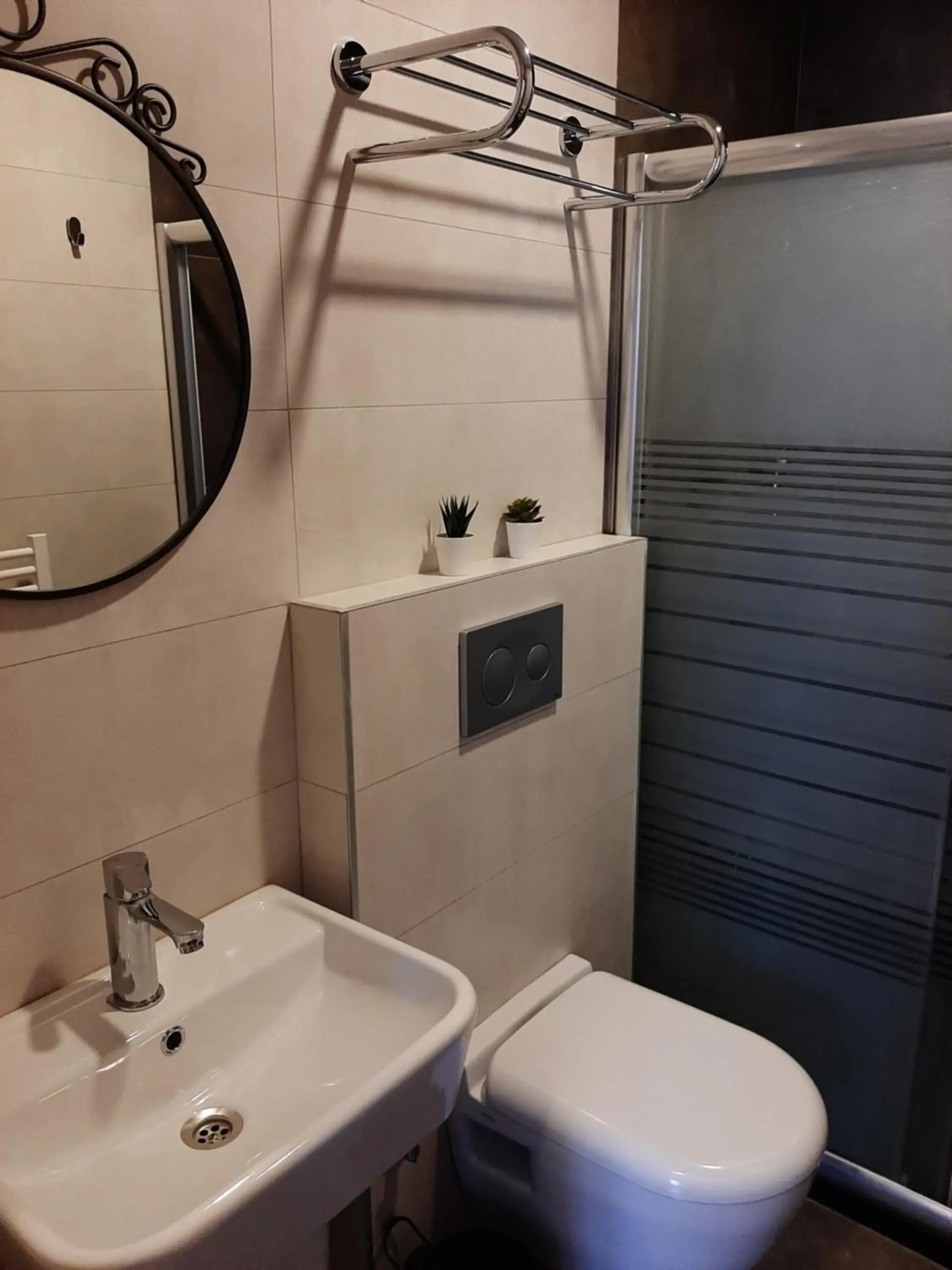 Shower, Bathroom in Hotel Nova