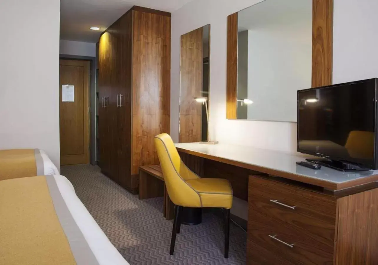 Bedroom, TV/Entertainment Center in Maldron Hotel Tallaght