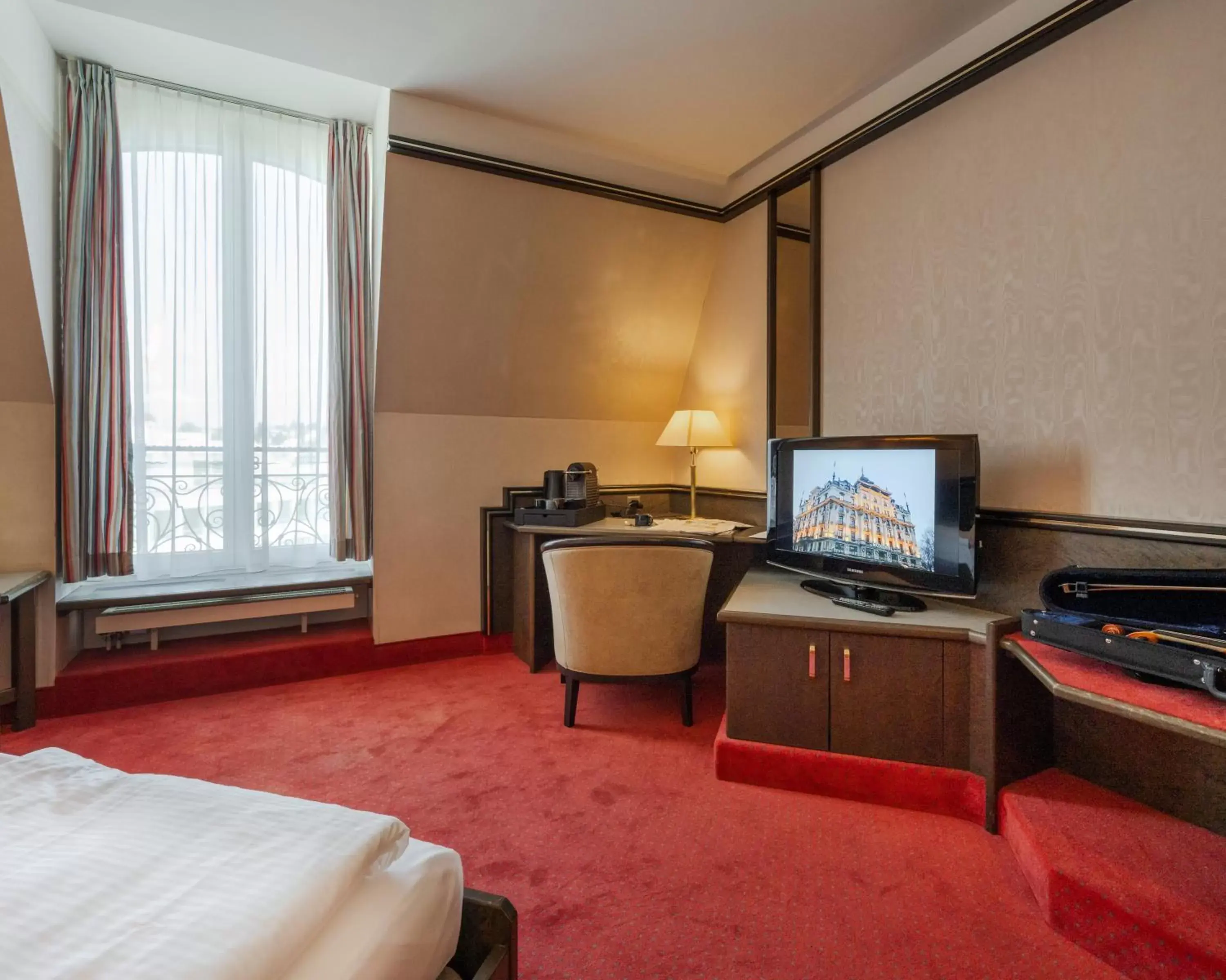 Photo of the whole room, TV/Entertainment Center in Hotel Monopol Luzern