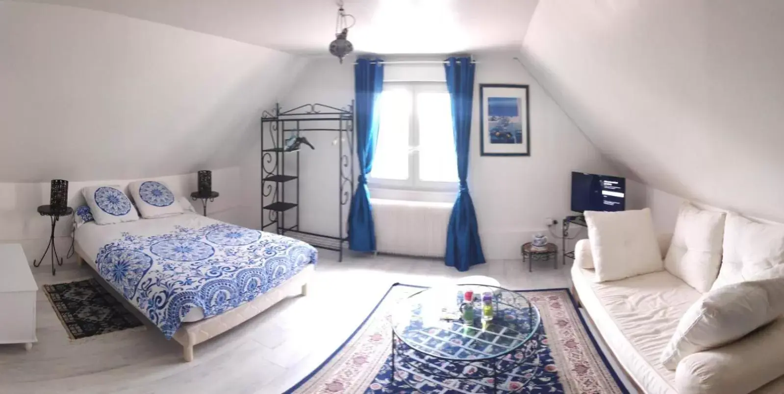 Double Room with Private Bathroom in Chez Aurélia - Chambres & Table d'hôtes Double Room with Private Bathroom in Chez Aurélia - Chambres & Table d'hôtes