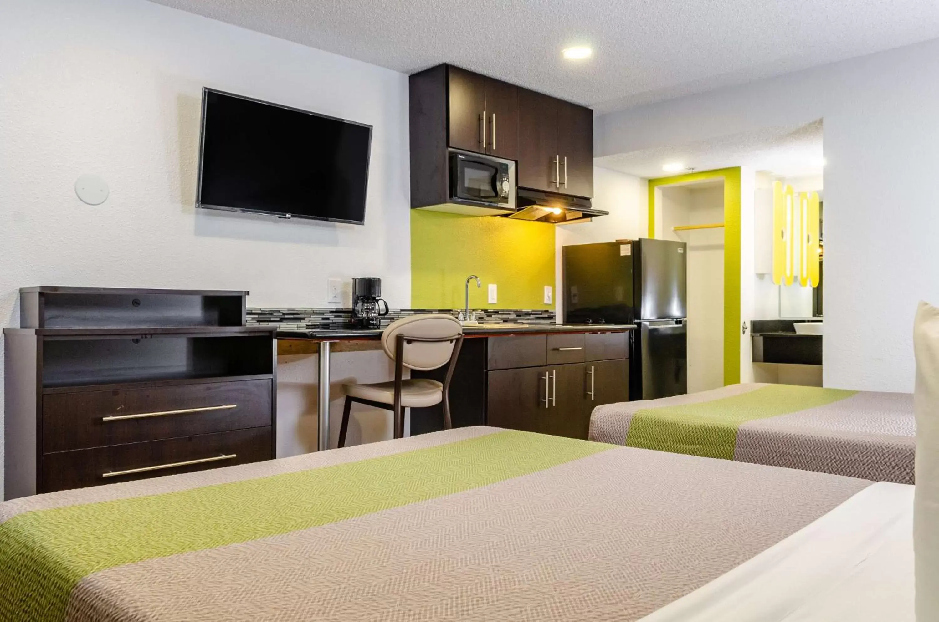 TV and multimedia, Kitchen/Kitchenette in Studio 6-Fresno, CA - Extended Stay