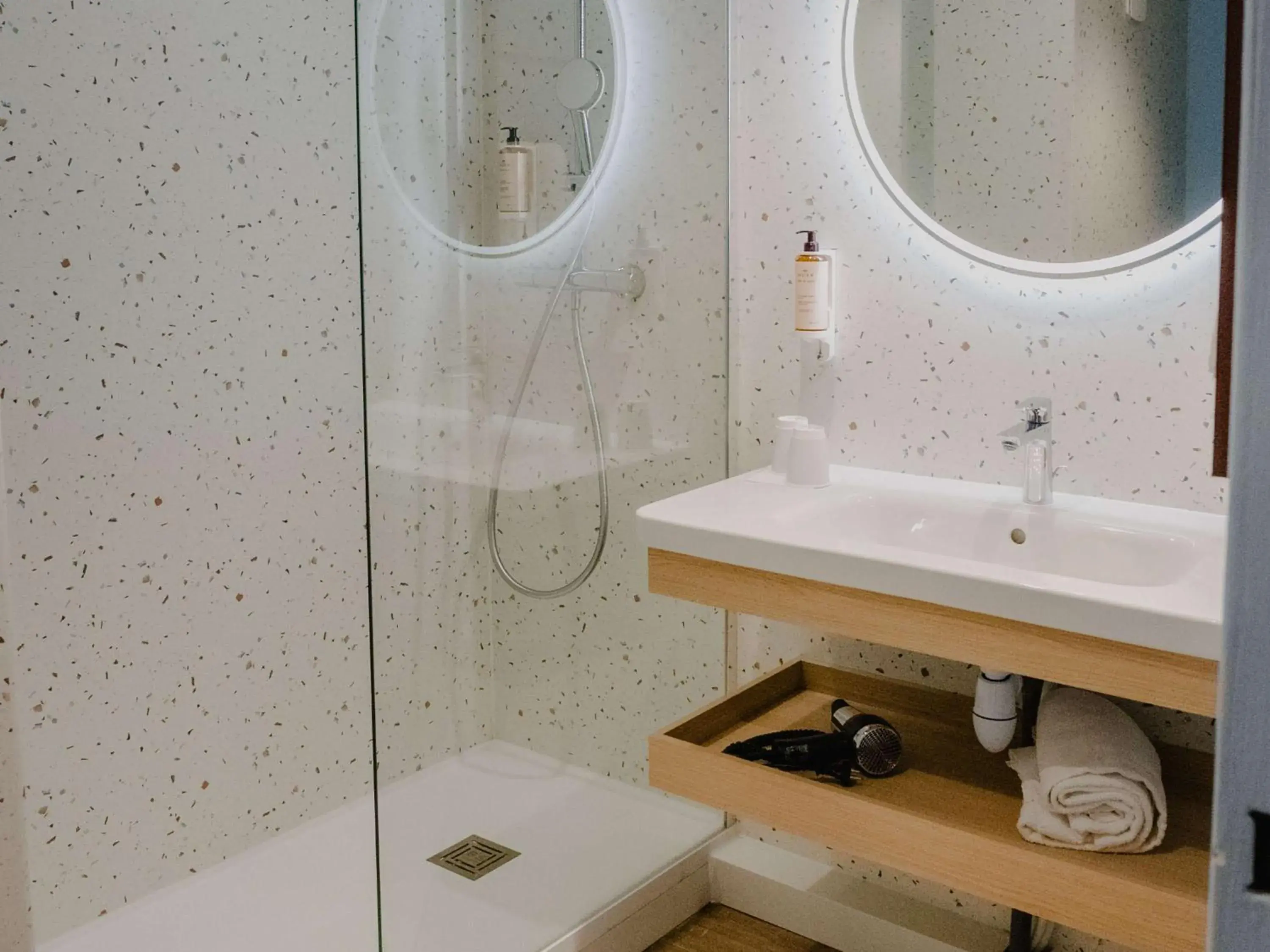 Bedroom, Bathroom in Mercure Le Havre Centre Bassin Du Commerce