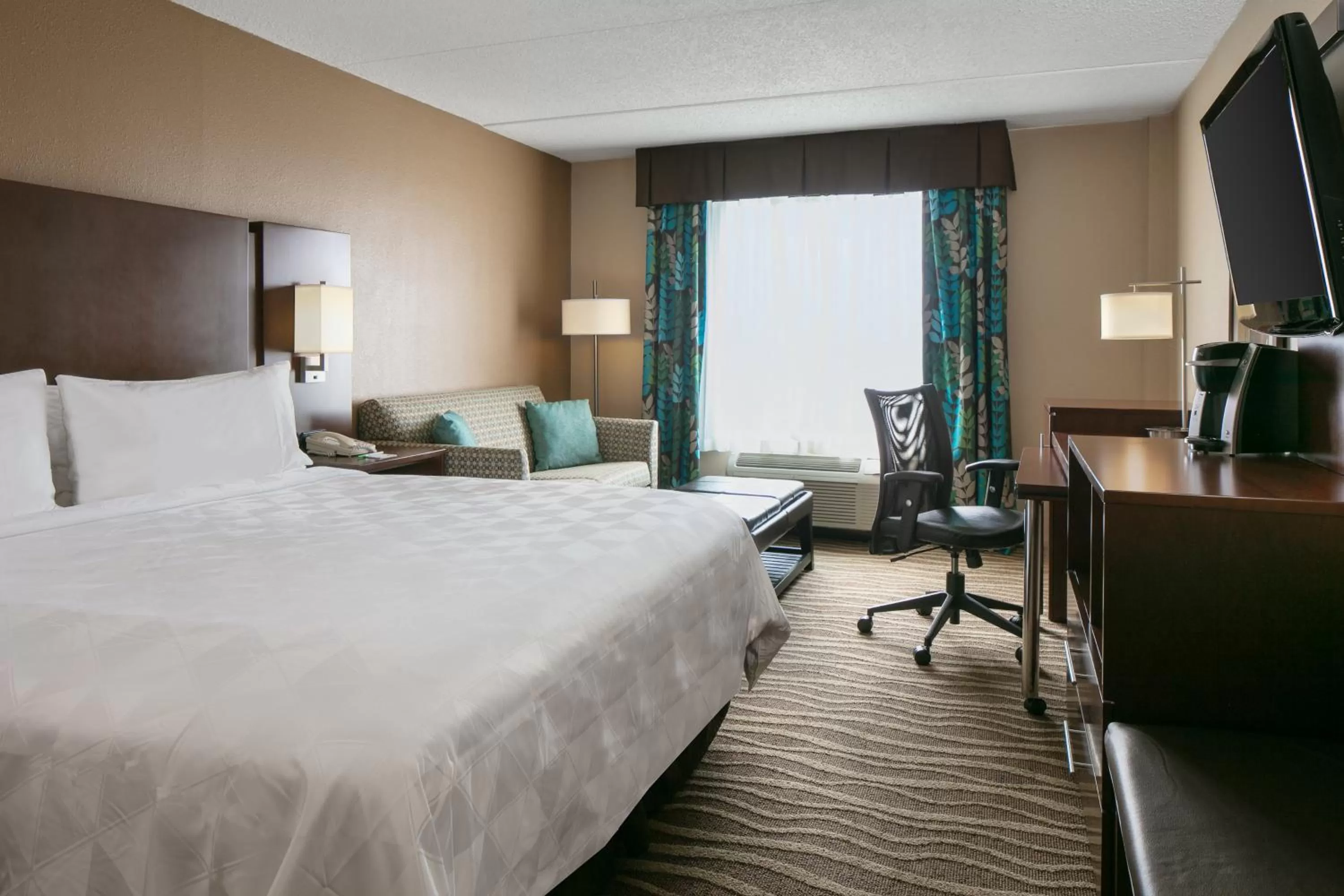 Photo of the whole room, Bed in Holiday Inn Hotel & Suites Overland Park-West by IHG
