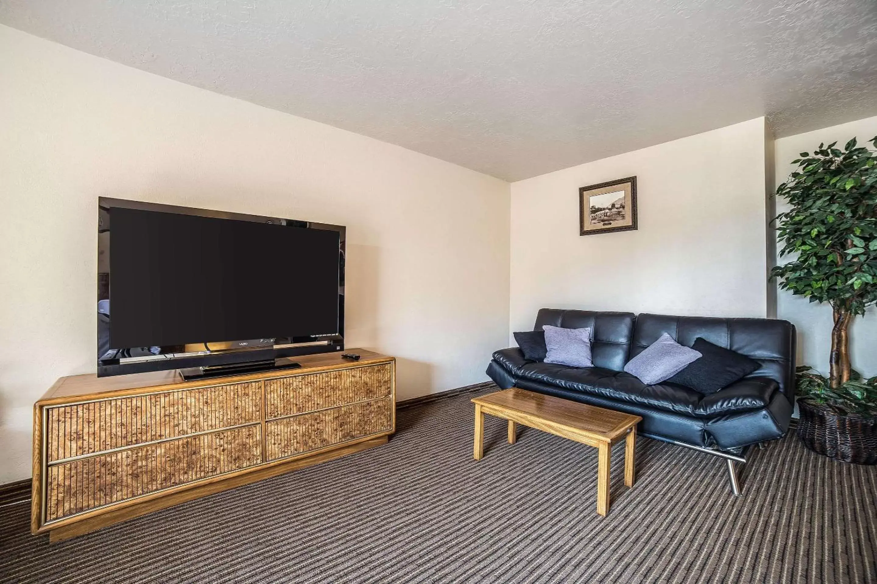 Photo of the whole room, TV/Entertainment Center in Quality Inn Richfield I-70