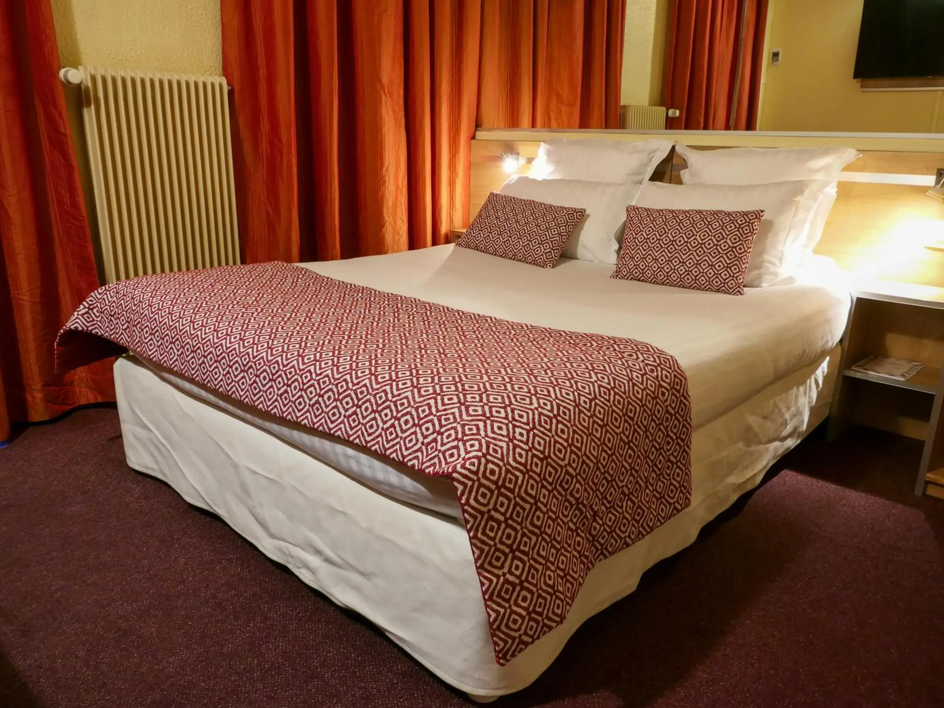 Bedroom, Bed in Hôtel de France Quartier Latin