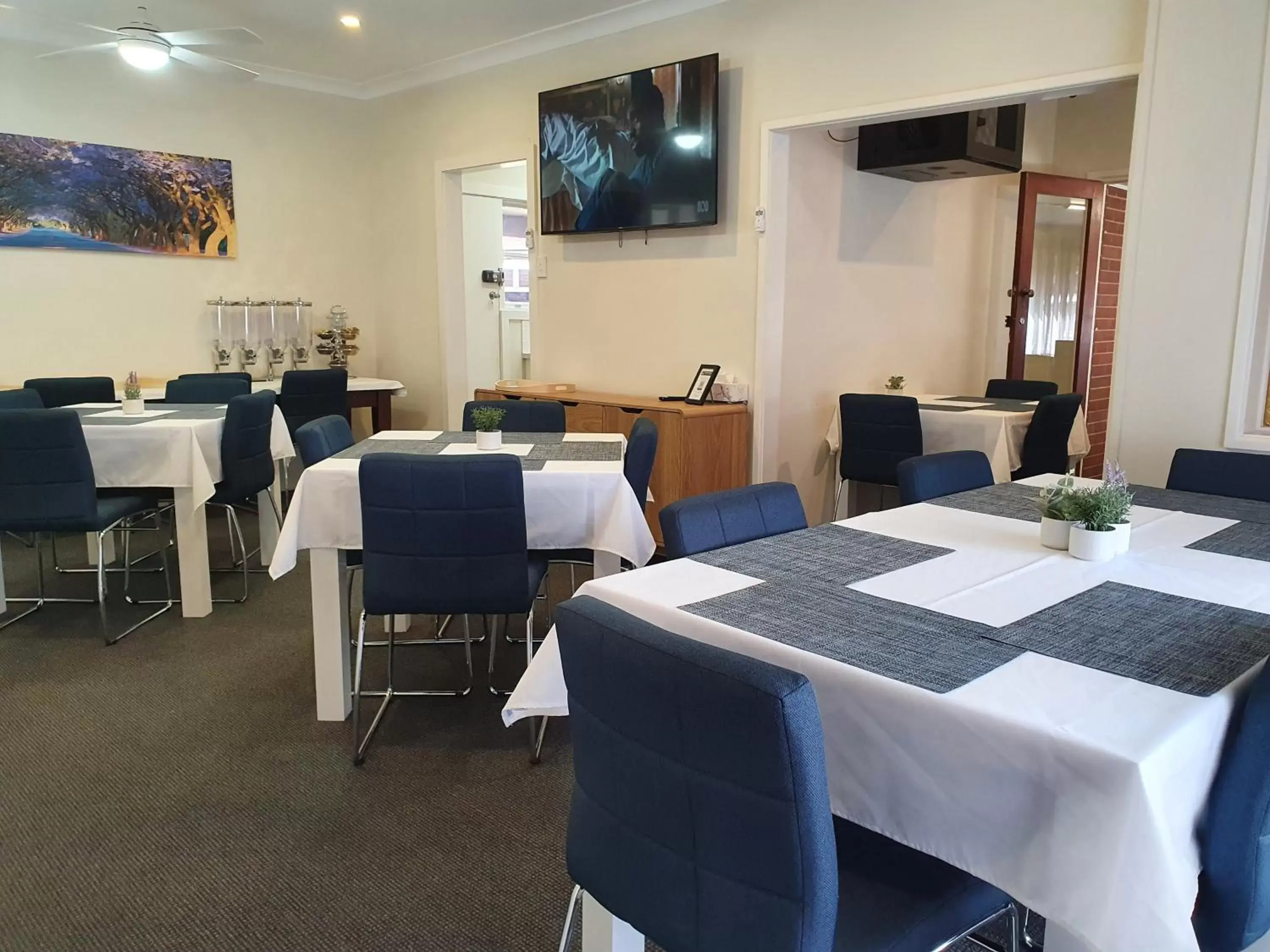 Communal lounge/ TV room, Restaurant/Places to Eat in Black Sheep Motel Goulburn