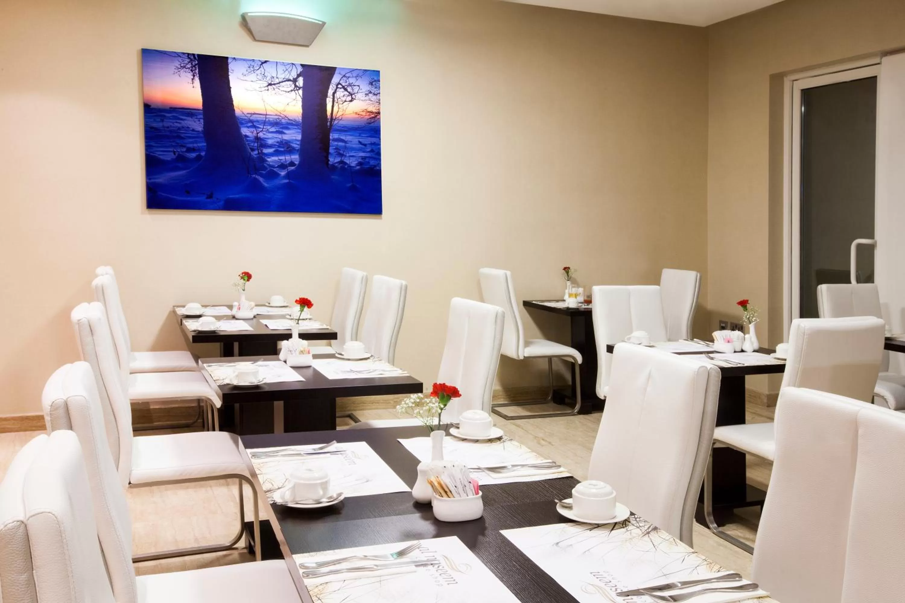 Restaurant/places to eat in Al Sarab Hotel