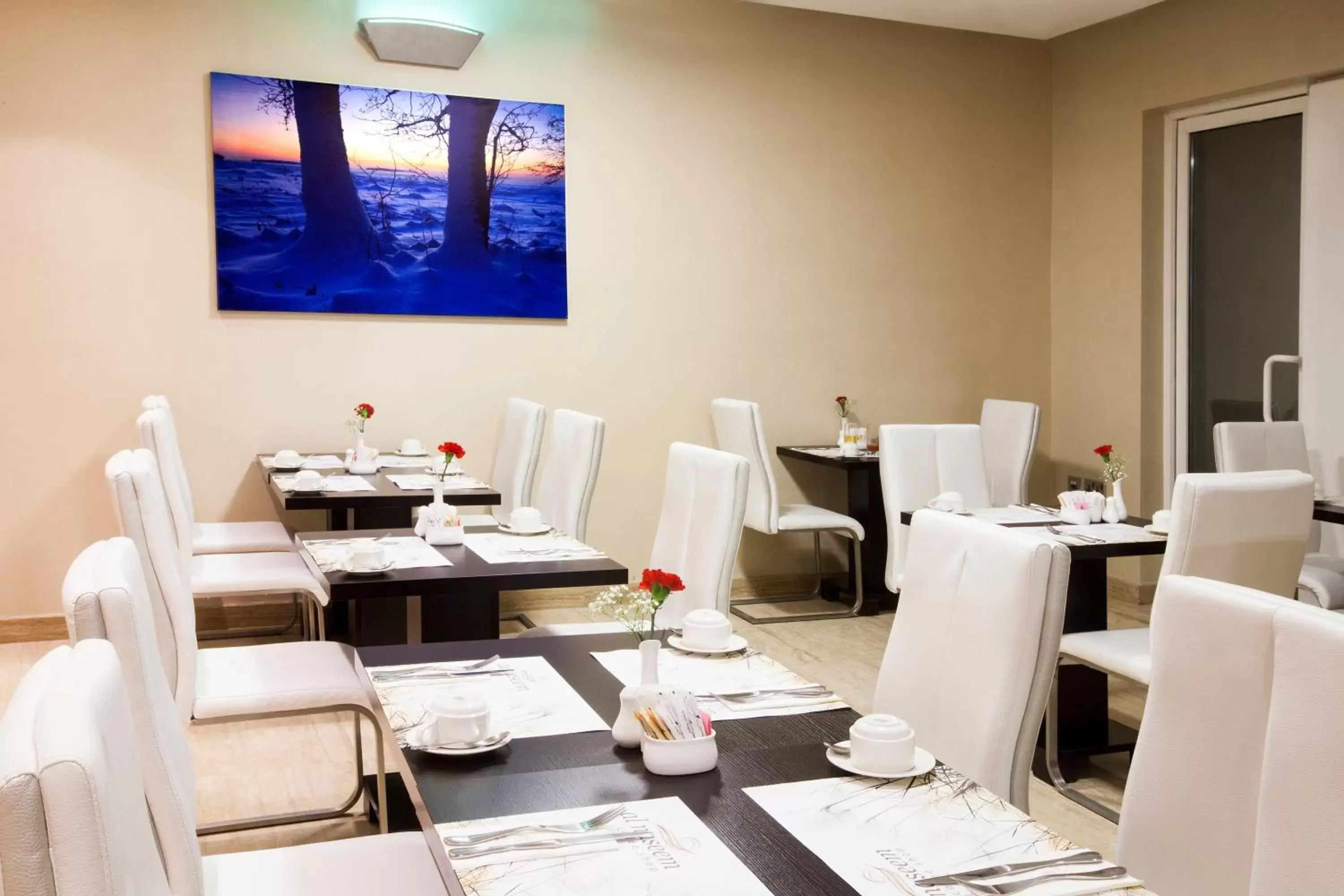 Restaurant/Places to Eat in Al Sarab Hotel