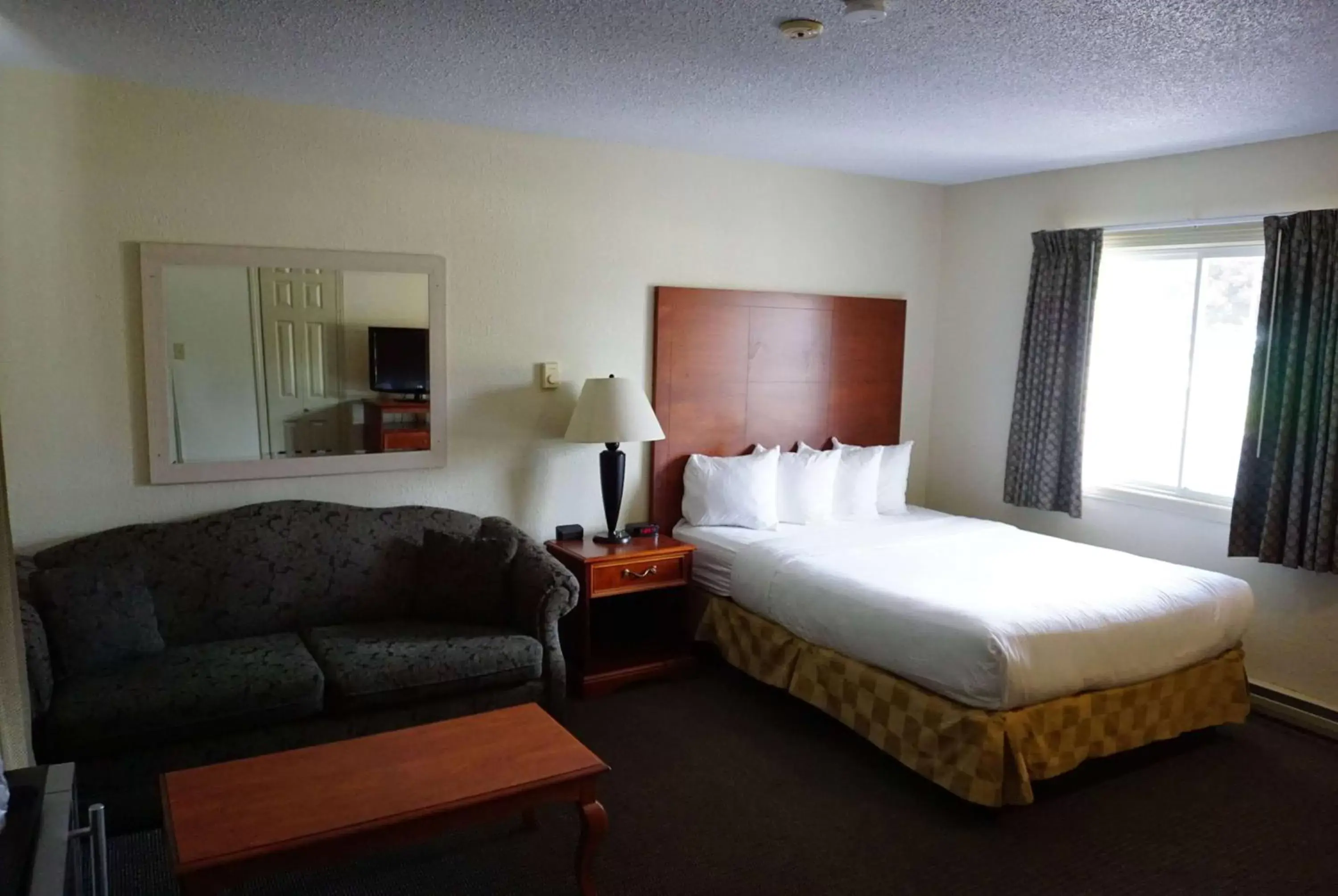 Photo of the whole room, Bed in Travelodge by Wyndham Gananoque