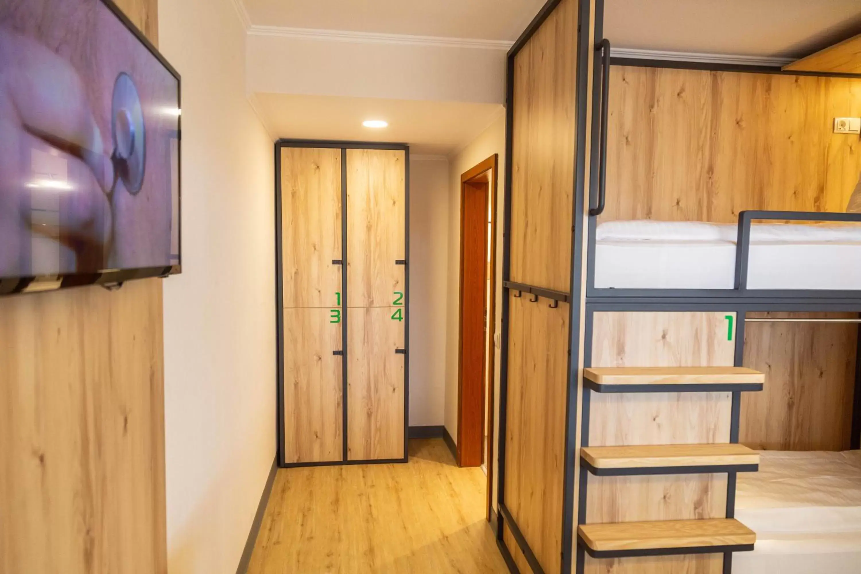 TV and multimedia, Bed in Das Ebertor - Hotel & Hostel TV and multimedia, Bed in Das Ebertor - Hotel & Hostel