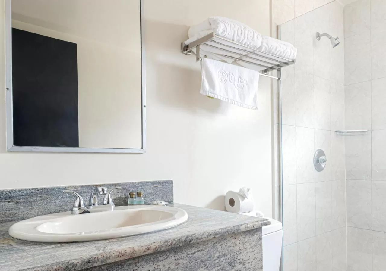 Shower in Hotel Astor Tijuana