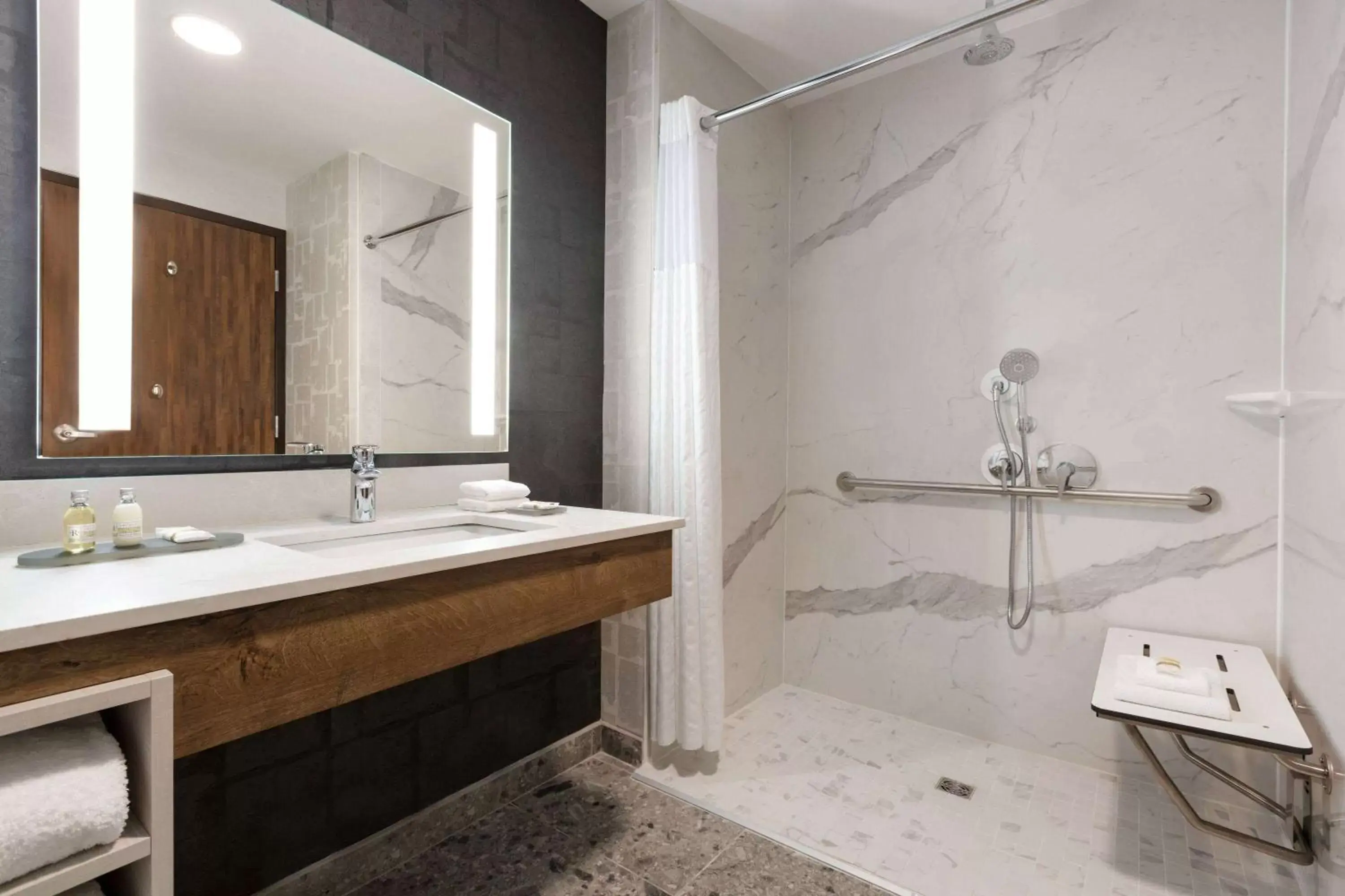 Shower, Bathroom in La Quinta Inn & Suites by Wyndham Santa Rosa Sonoma