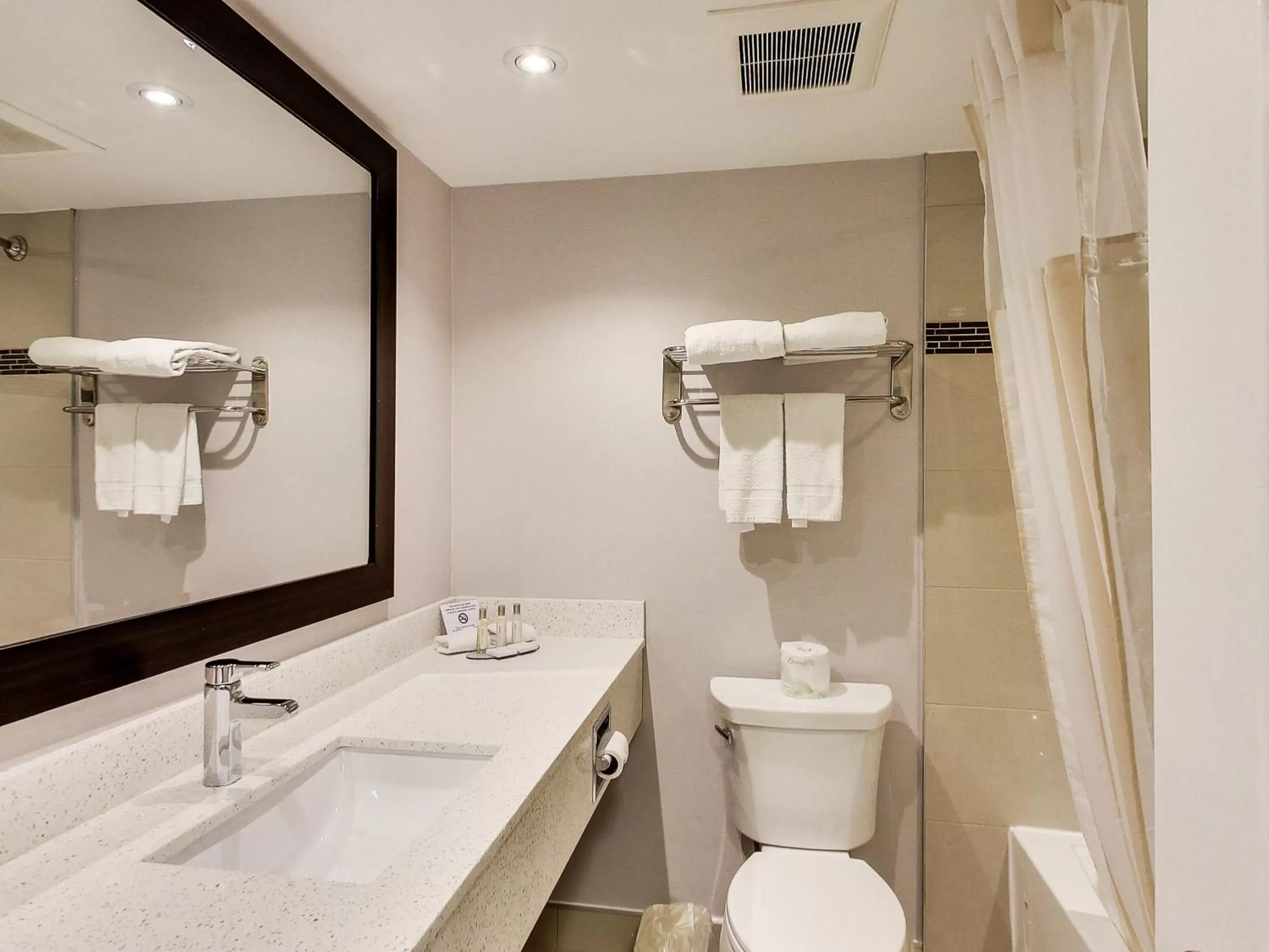 Bathroom in Travelodge by Wyndham Cambridge - Waterloo