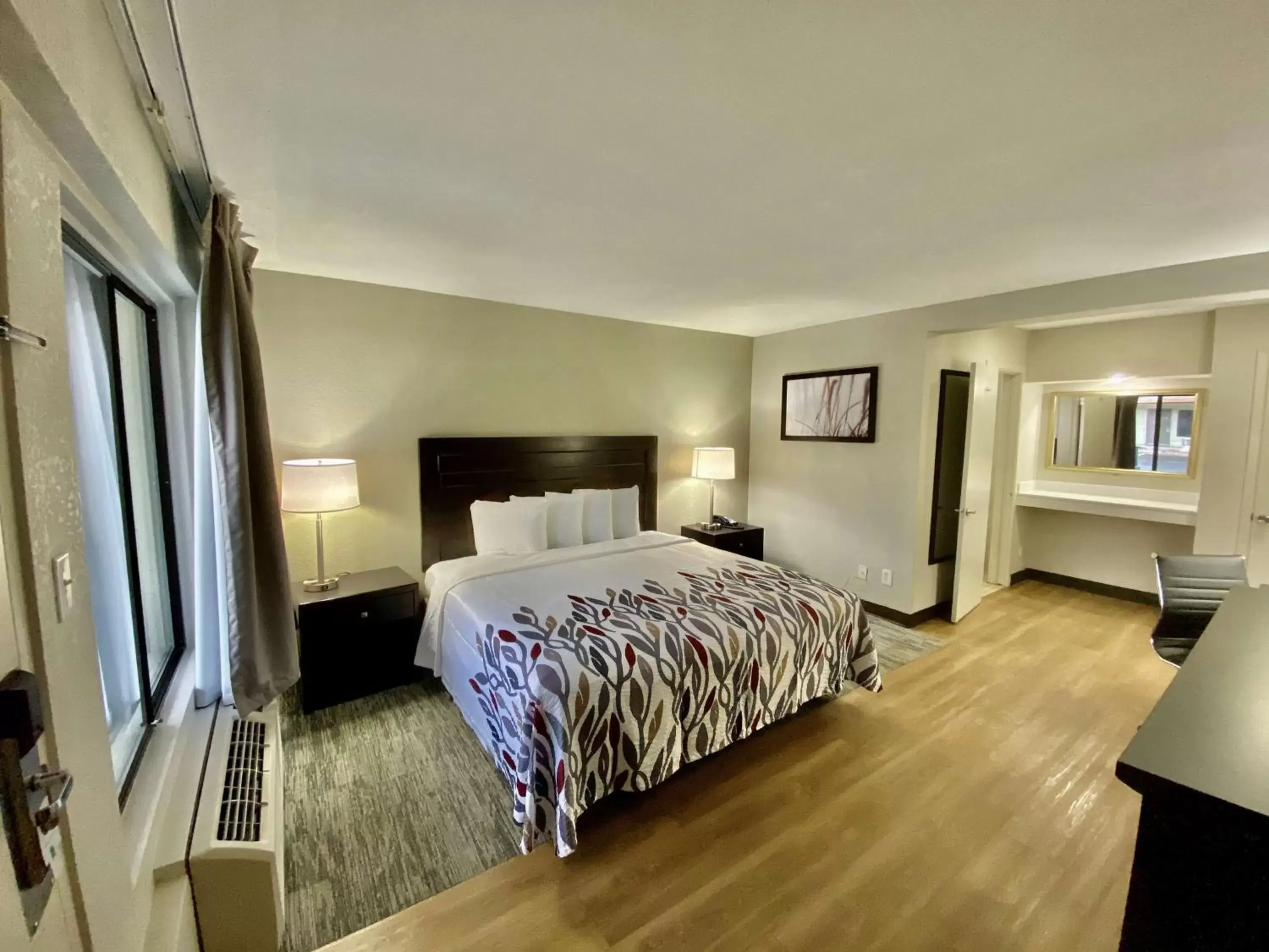 Photo of the whole room, Bed in Red Roof Inn Tucson Downtown - University