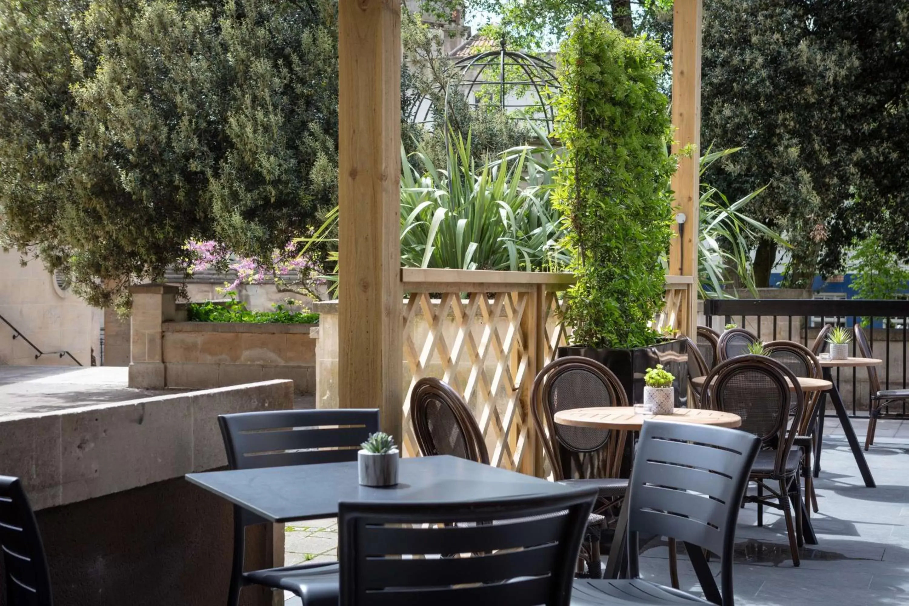 Property building, Restaurant/Places to Eat in DoubleTree by Hilton Bath