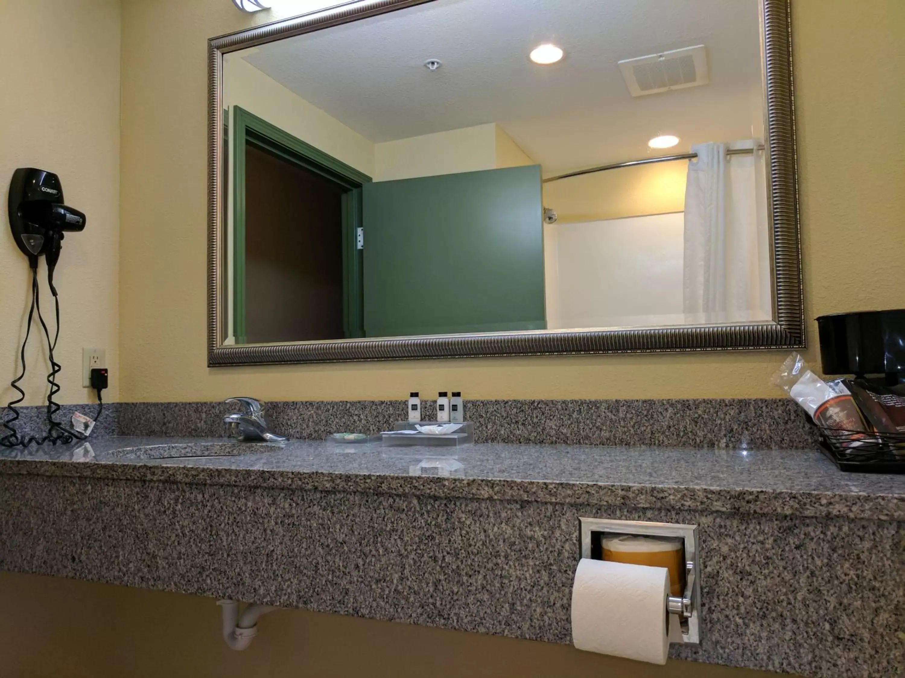 Bathroom in Country Inn & Suites by Radisson, Tallahassee Northwest I-10, FL