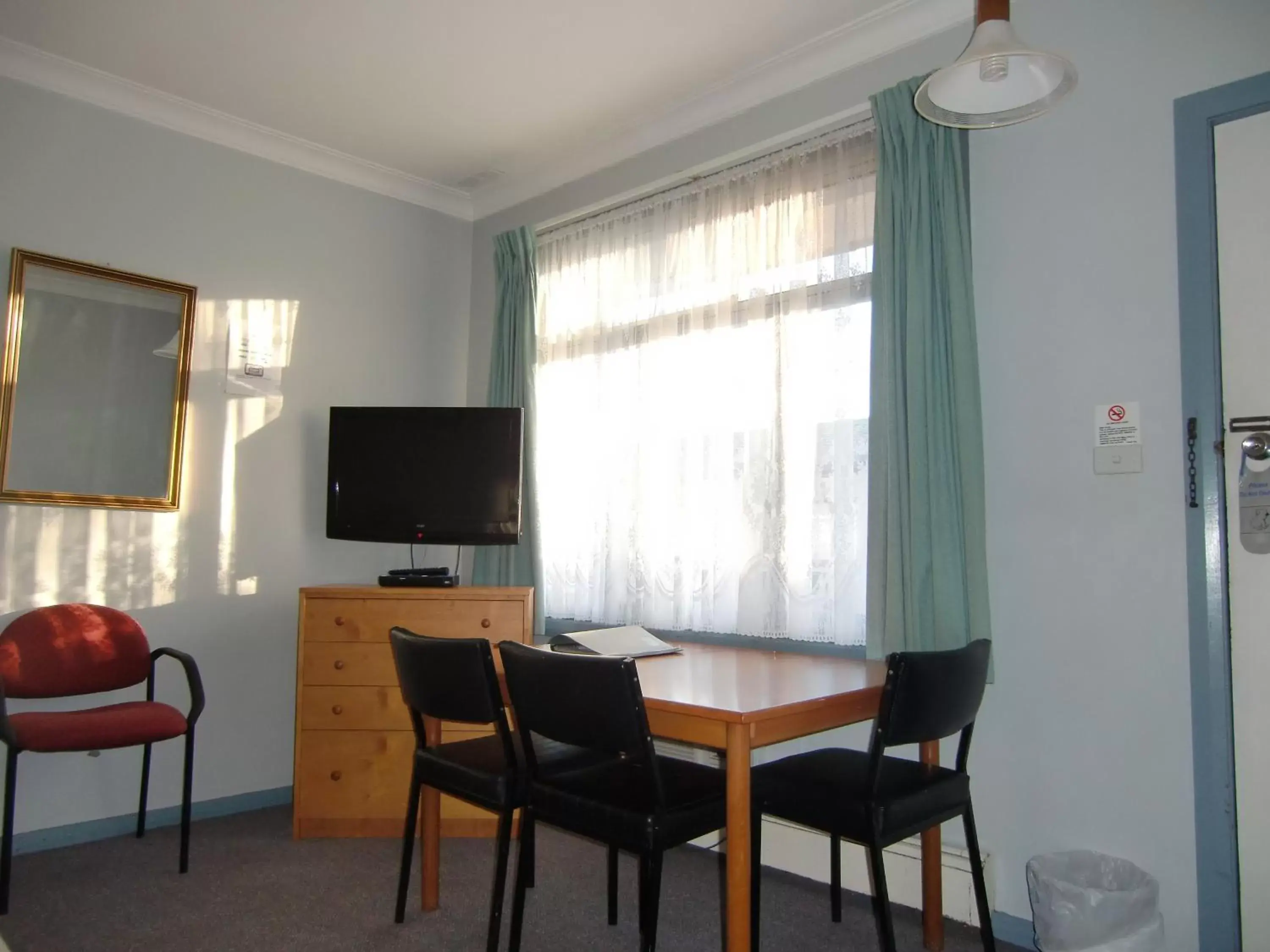 TV and multimedia, TV/Entertainment Center in Castle Motel Bairnsdale